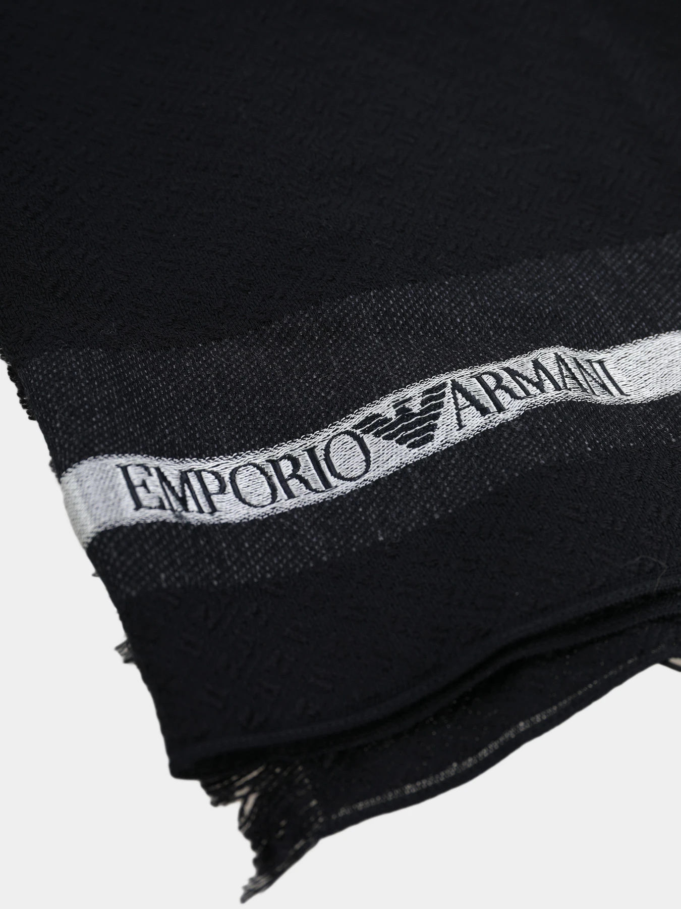 Шарфы и платки Emporio Armani модель EM003846-AF20010-UC001 Шарфы и платки Emporio Armani модель EM003846-AF20010-UC001 Фото