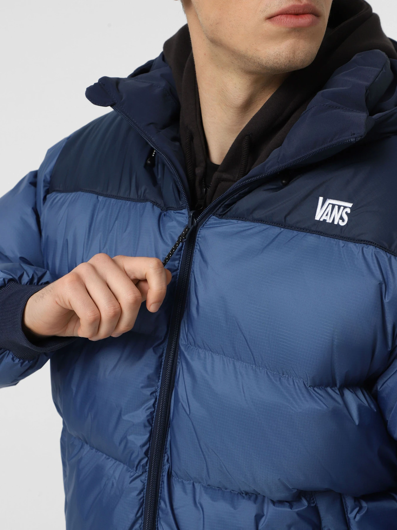 Куртки и дубленки Vans модель VN000PJ7LKZ1 Куртки и дубленки Vans модель VN000PJ7LKZ1 Фото