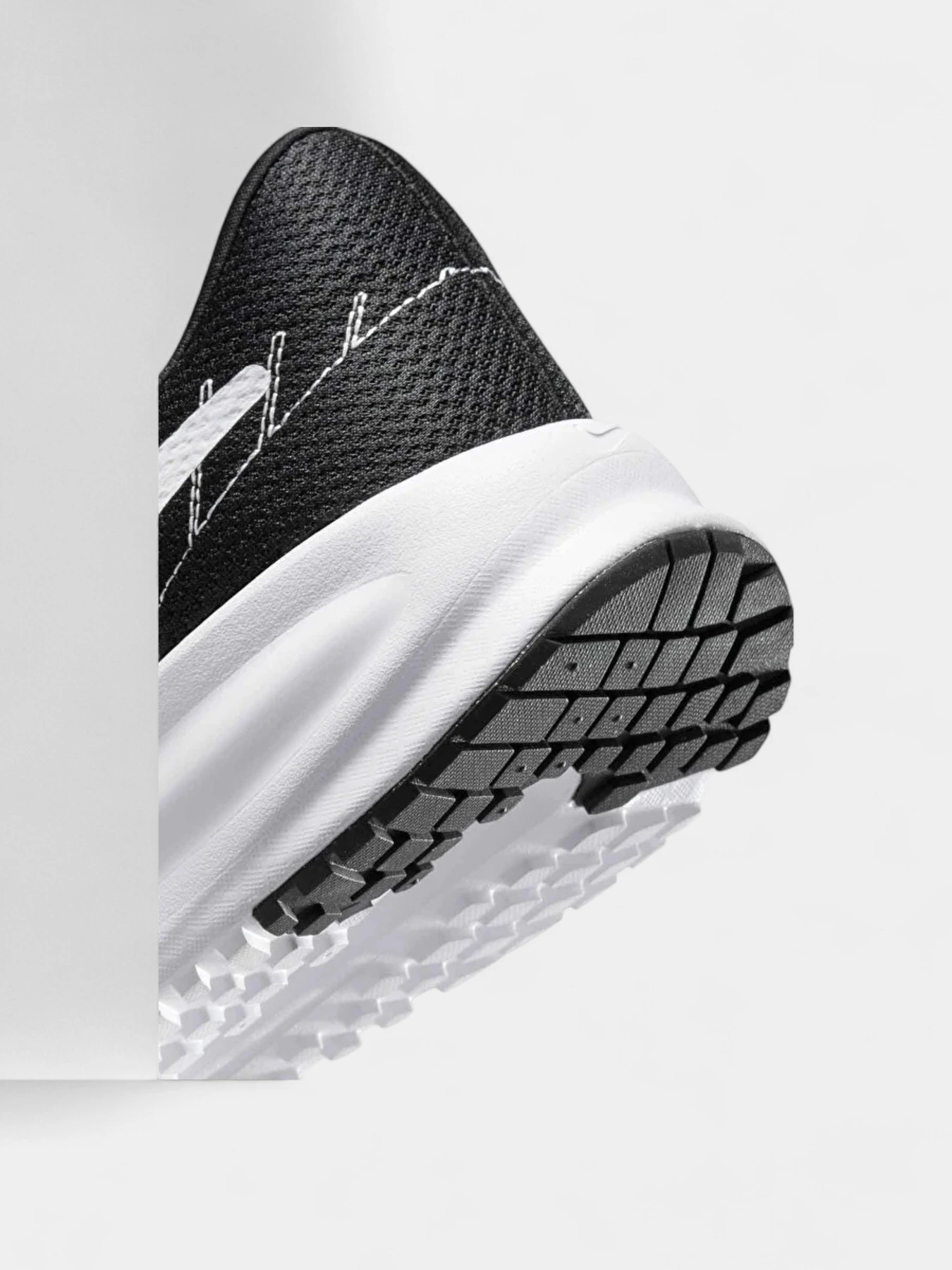 Кроссовки NIKE NIKE RUN DEFY модель HM9594-004 Кроссовки NIKE NIKE RUN DEFY модель HM9594-004 Фото