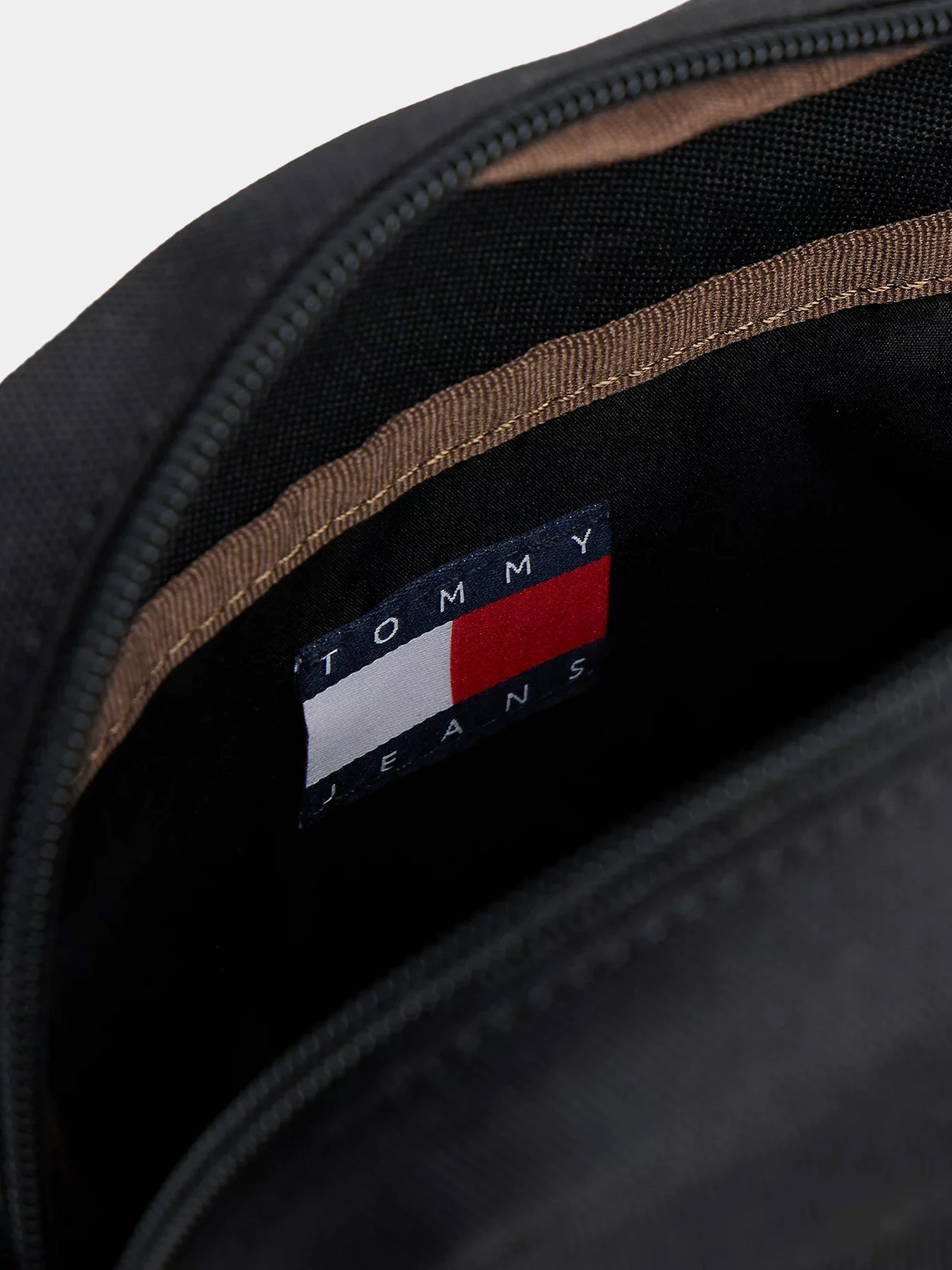 Сумки Tommy Hilfiger модель AM0AM13710-BDS Сумки Tommy Hilfiger модель AM0AM13710-BDS Фото