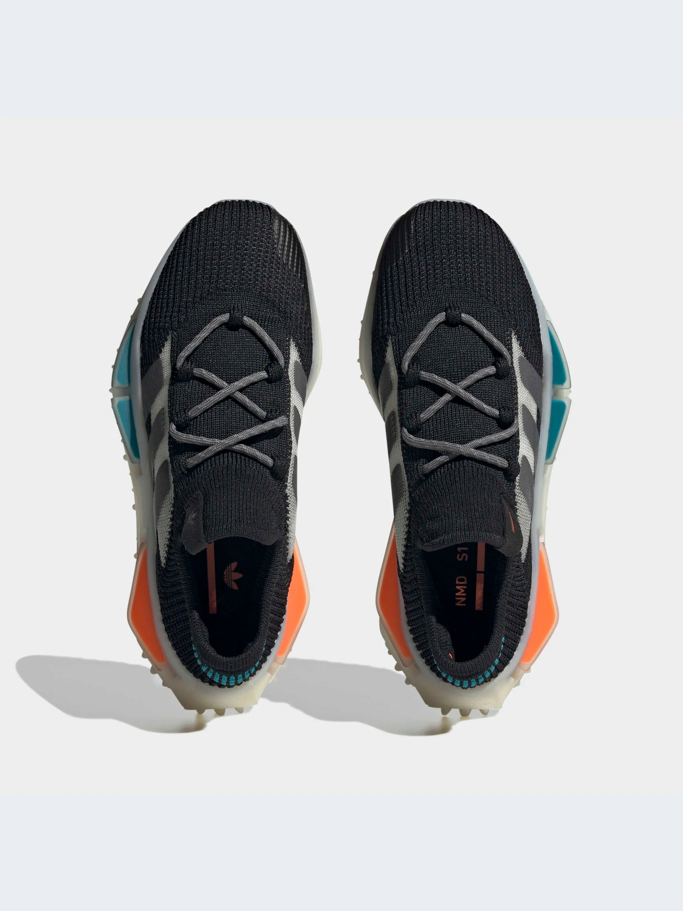 Кроссовки Adidas NMD модель GW2186-KZ Кроссовки Adidas NMD модель GW2186-KZ Фото