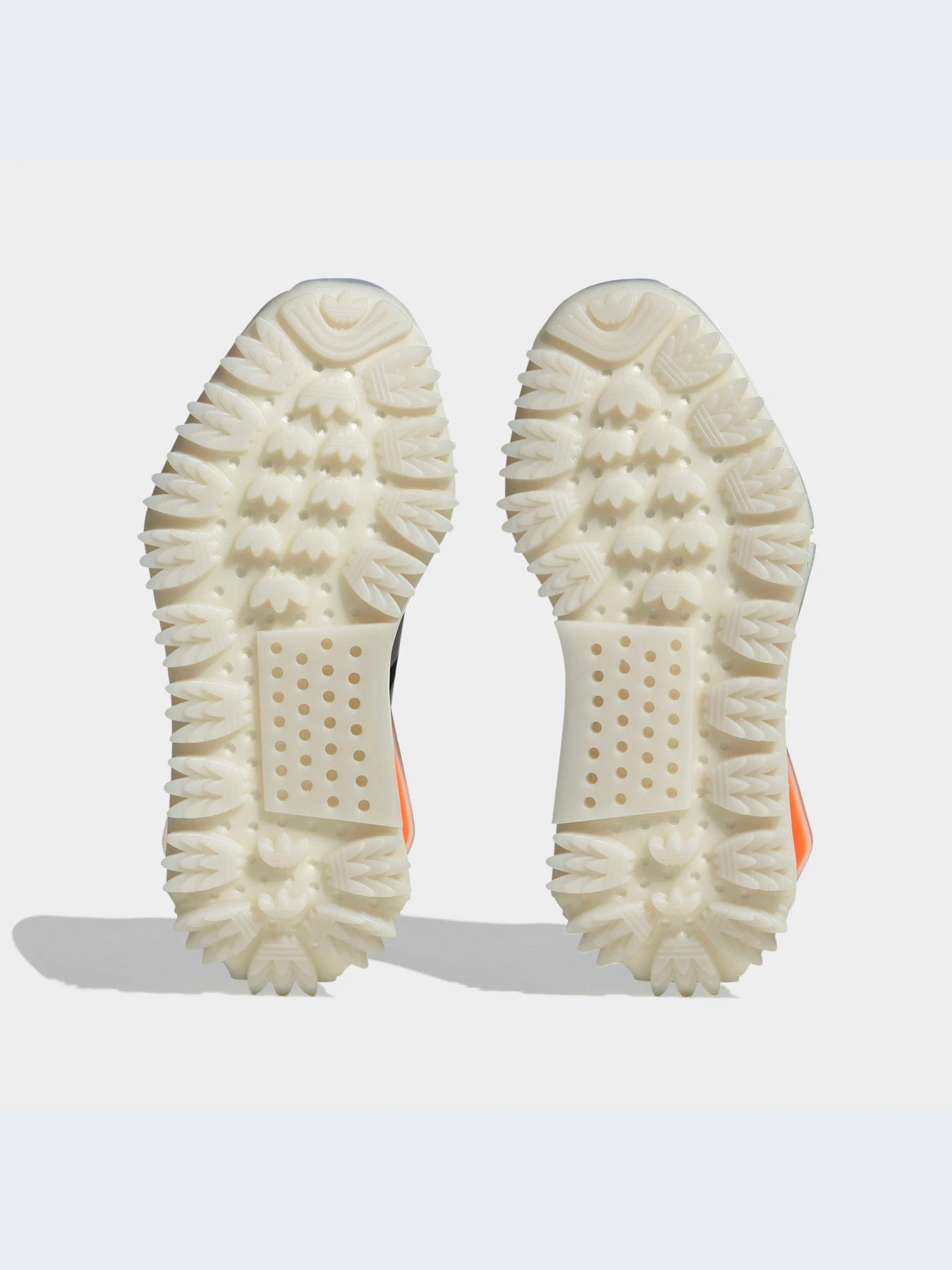 Кроссовки Adidas NMD модель GW2186-KZ Кроссовки Adidas NMD модель GW2186-KZ Фото