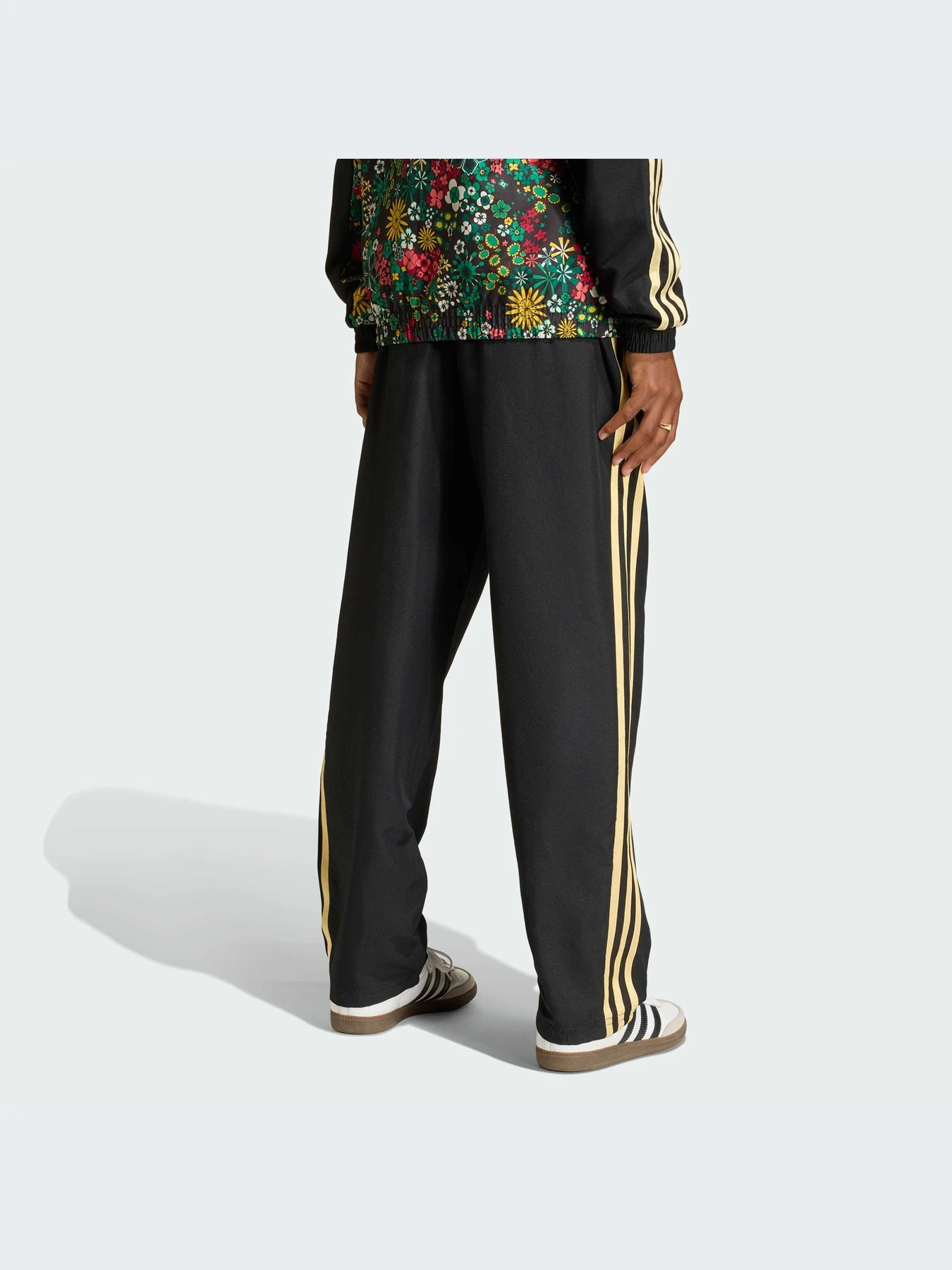 Брюки Adidas Graphics модель KD5946-KZ Брюки Adidas Graphics модель KD5946-KZ Фото