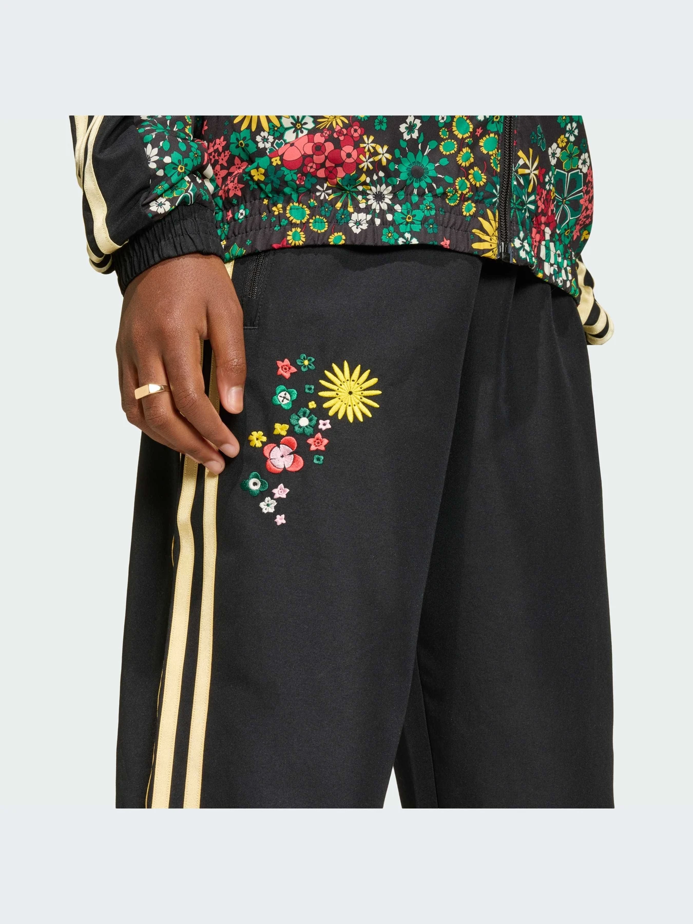 Брюки Adidas Graphics модель KD5946-KZ Брюки Adidas Graphics модель KD5946-KZ Фото