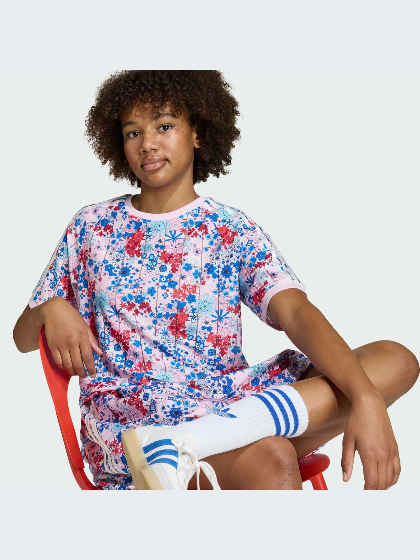 Футболки и поло Adidas Graphics модель KD1765-KZ Футболки и поло Adidas Graphics модель KD1765-KZ Фото