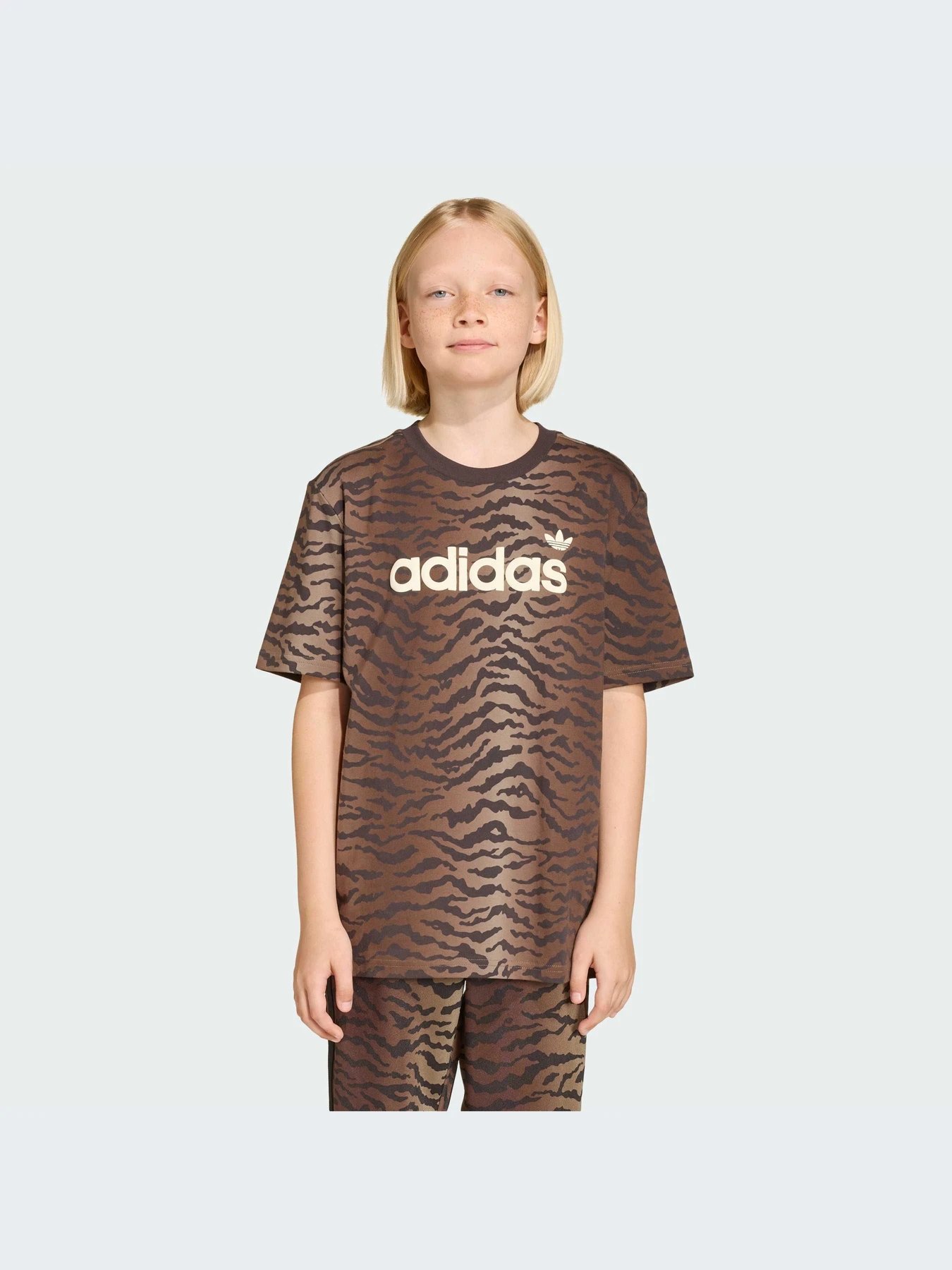 Футболки и поло Adidas Graphics модель KD3212-KZ Футболки и поло Adidas Graphics модель KD3212-KZ Фото