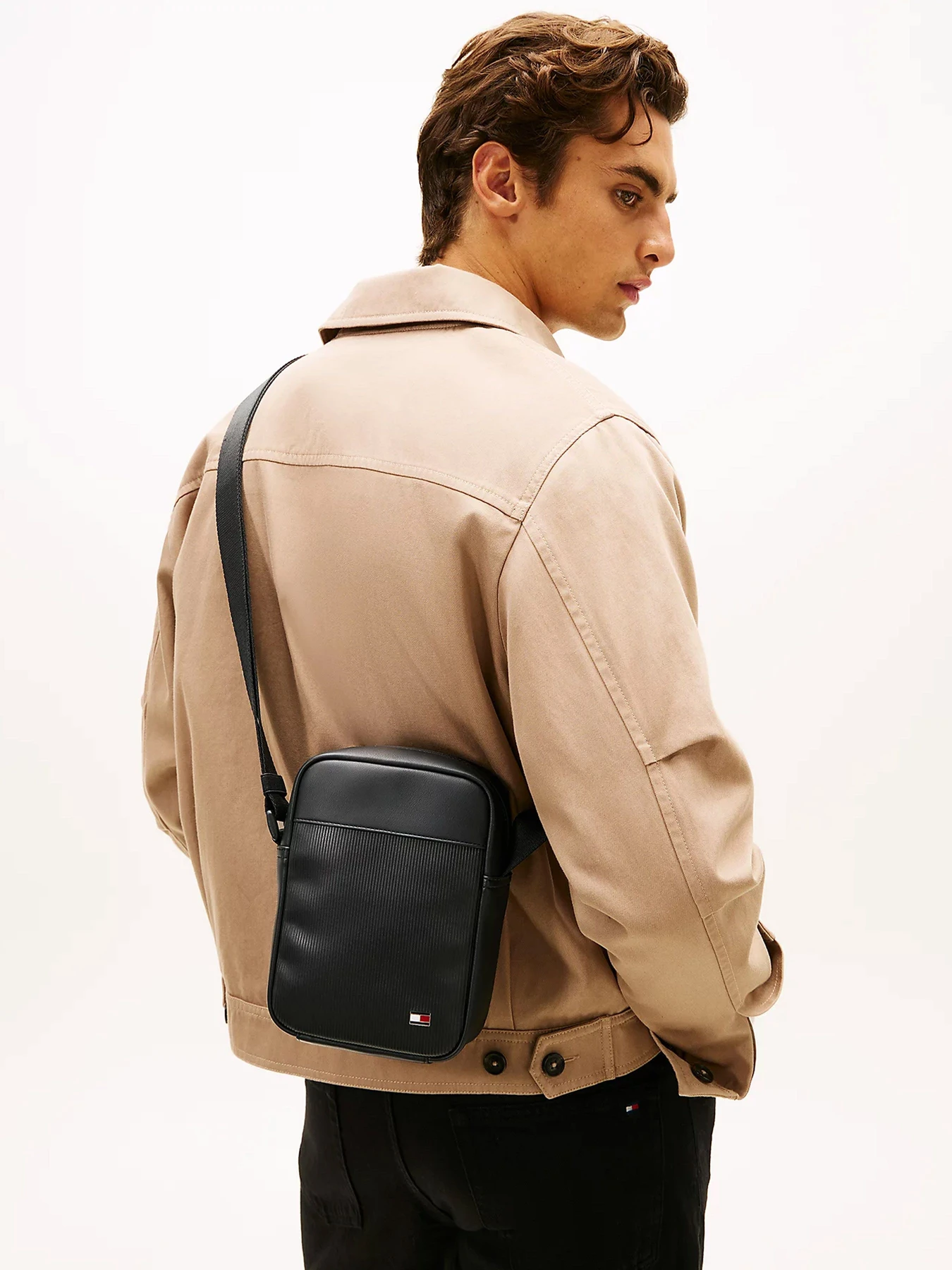 Сумки Tommy Hilfiger модель AM0AM14015-BDS Сумки Tommy Hilfiger модель AM0AM14015-BDS Фото