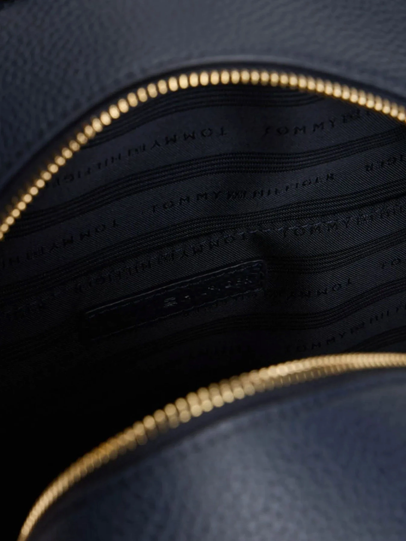Рюкзаки Tommy Hilfiger модель AW0AW18159-DW6 Рюкзаки Tommy Hilfiger модель AW0AW18159-DW6 Фото