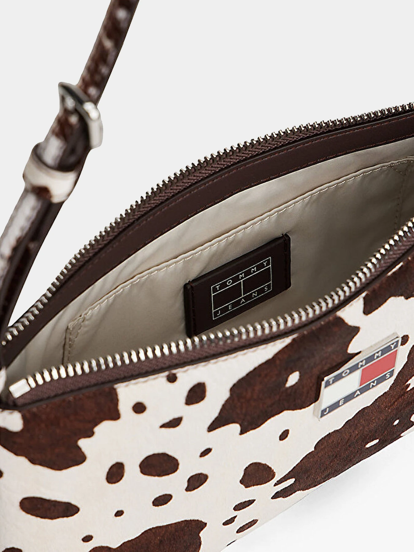 Сумки Tommy Hilfiger модель AW0AW18061-0K6 Сумки Tommy Hilfiger модель AW0AW18061-0K6 Фото