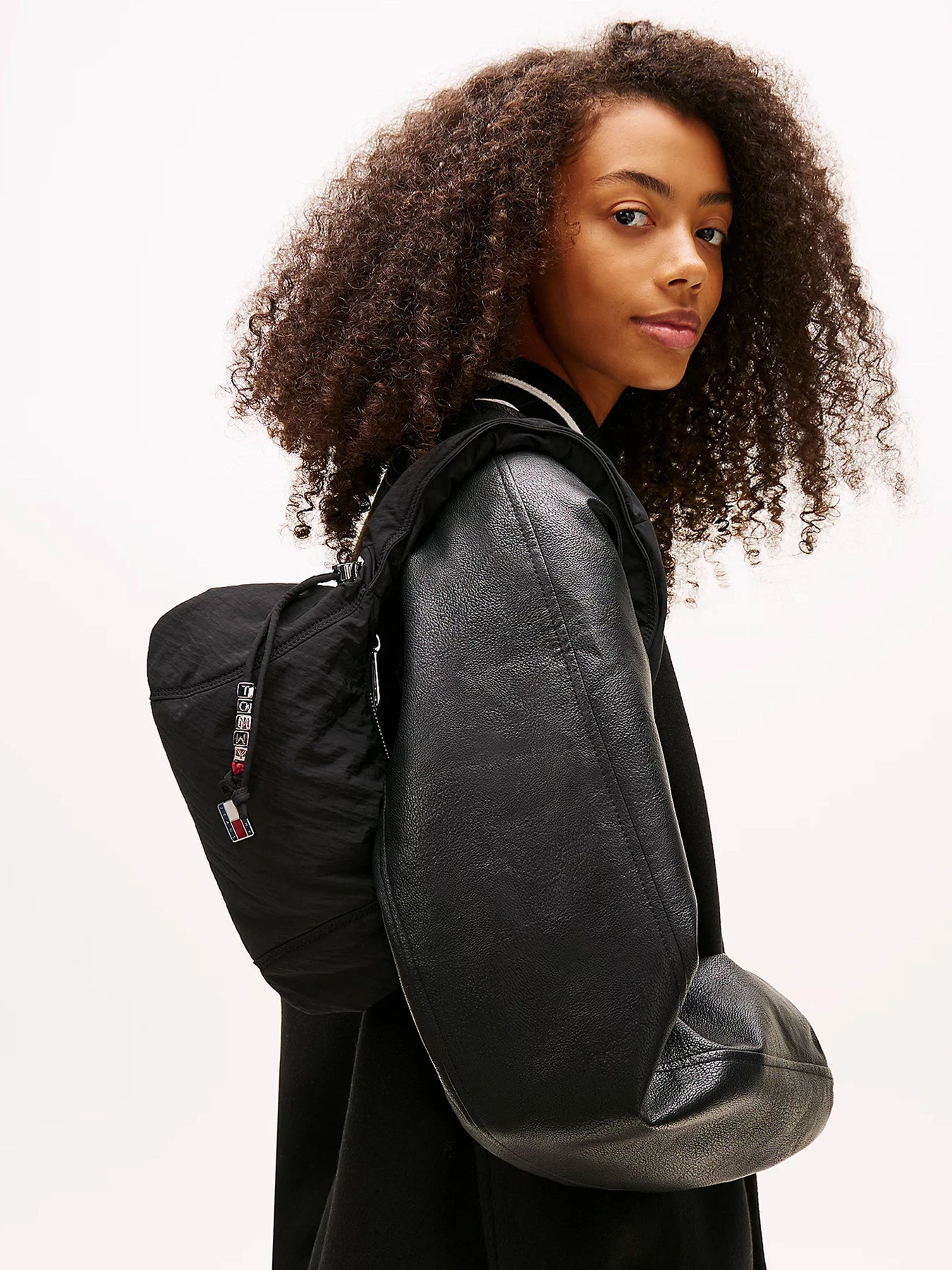 Сумки Tommy Hilfiger модель AW0AW18068-BDS Сумки Tommy Hilfiger модель AW0AW18068-BDS Фото