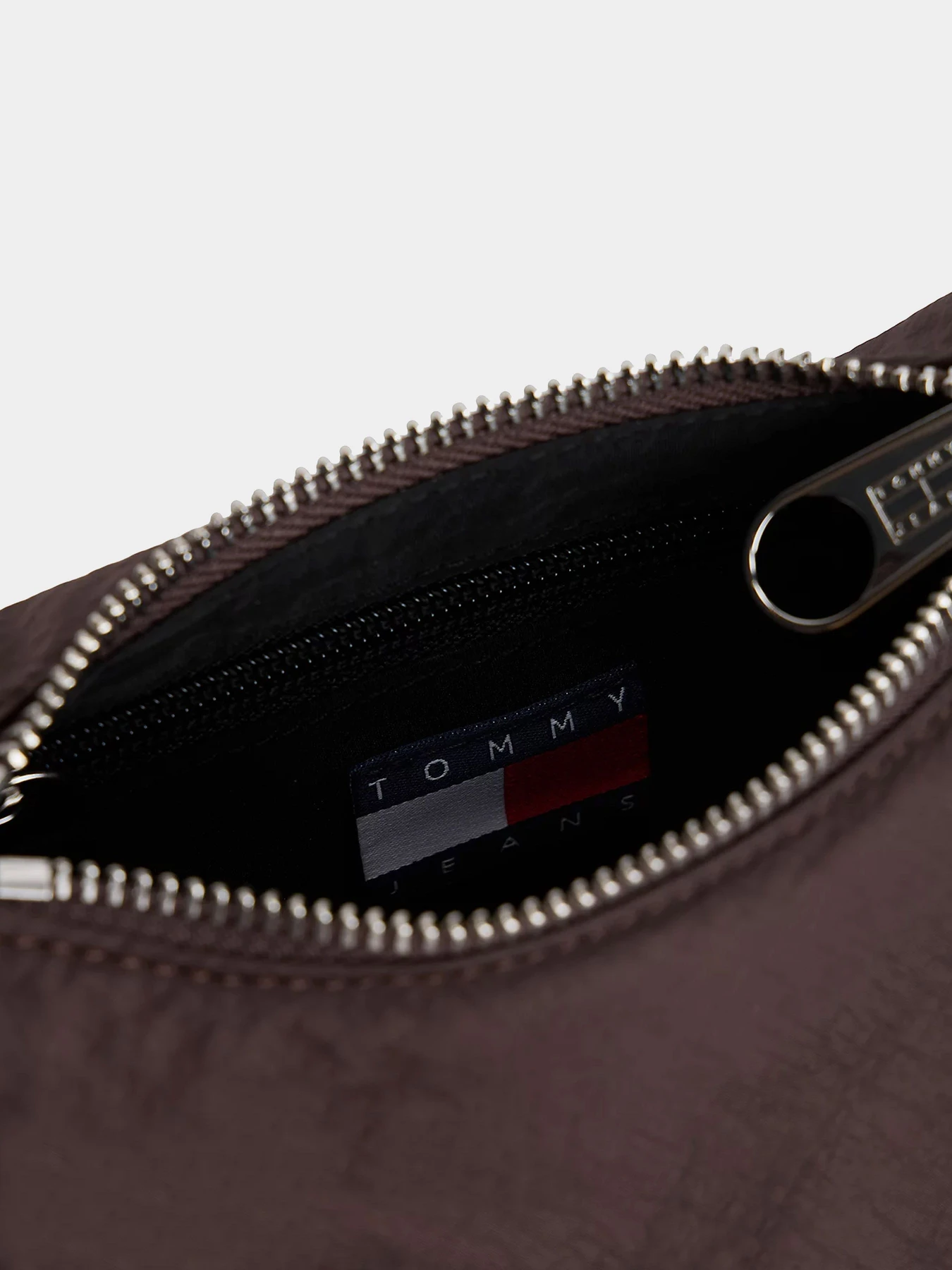 Сумки Tommy Hilfiger модель AW0AW18068-GSZ Сумки Tommy Hilfiger модель AW0AW18068-GSZ Фото