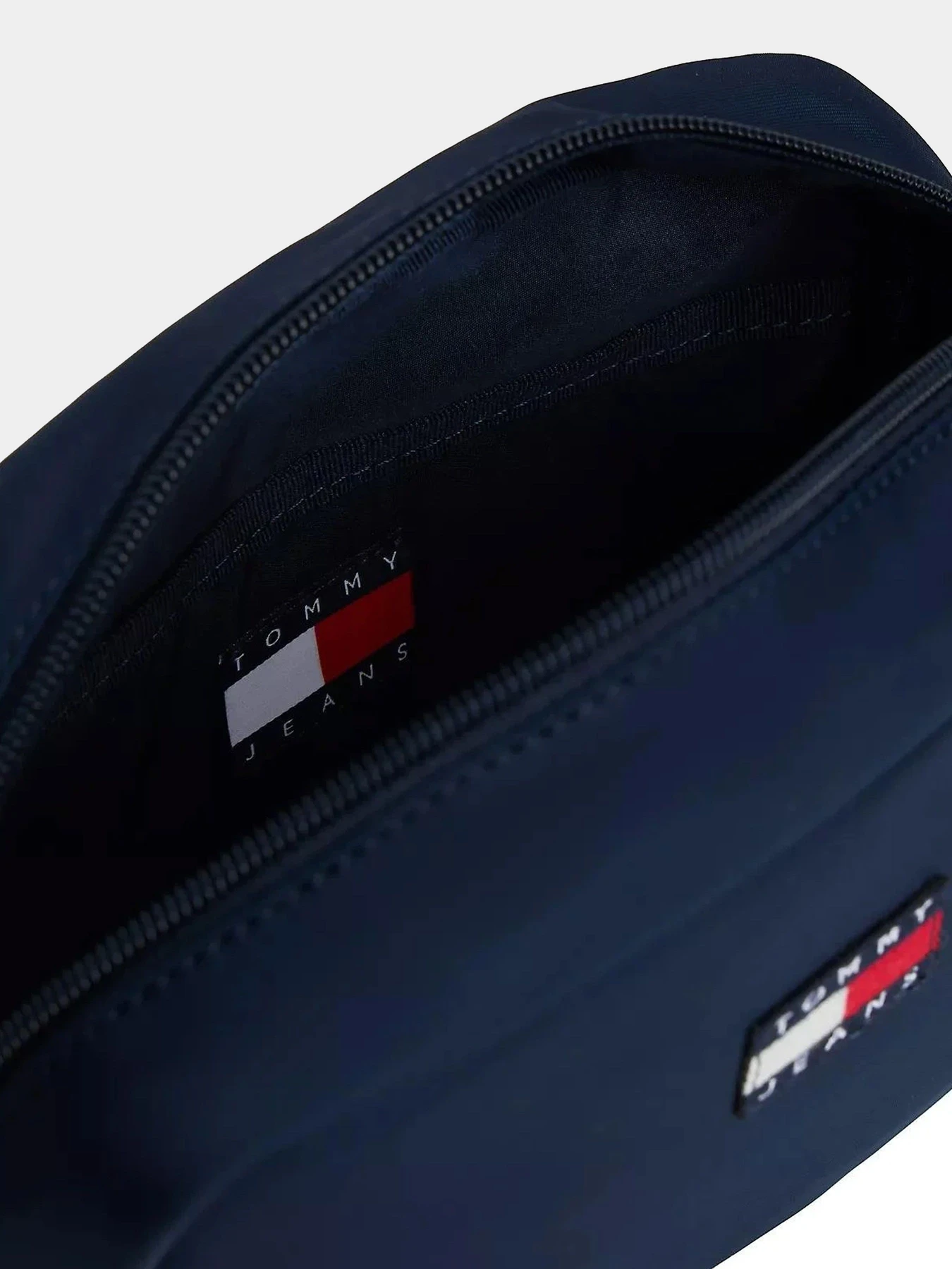 Сумки Tommy Hilfiger модель AW0AW18070-C1G Сумки Tommy Hilfiger модель AW0AW18070-C1G Фото