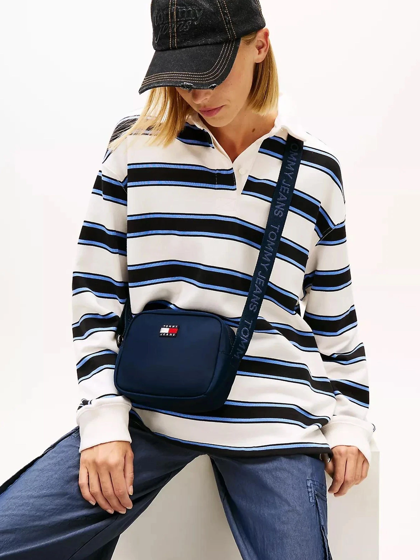 Сумки Tommy Hilfiger модель AW0AW18070-C1G Сумки Tommy Hilfiger модель AW0AW18070-C1G Фото