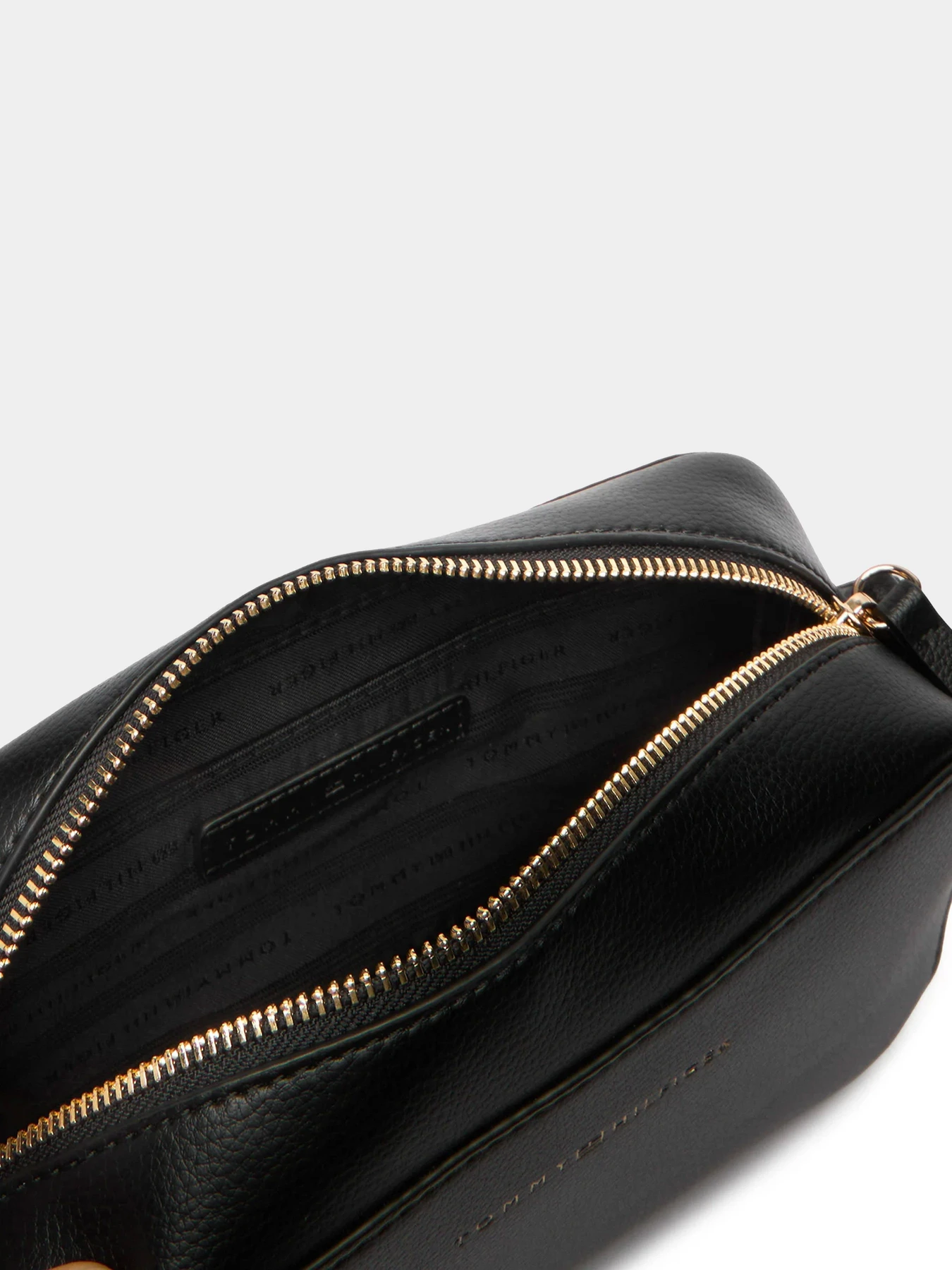 Сумки Tommy Hilfiger модель AW0AW18115-BDS Сумки Tommy Hilfiger модель AW0AW18115-BDS Фото