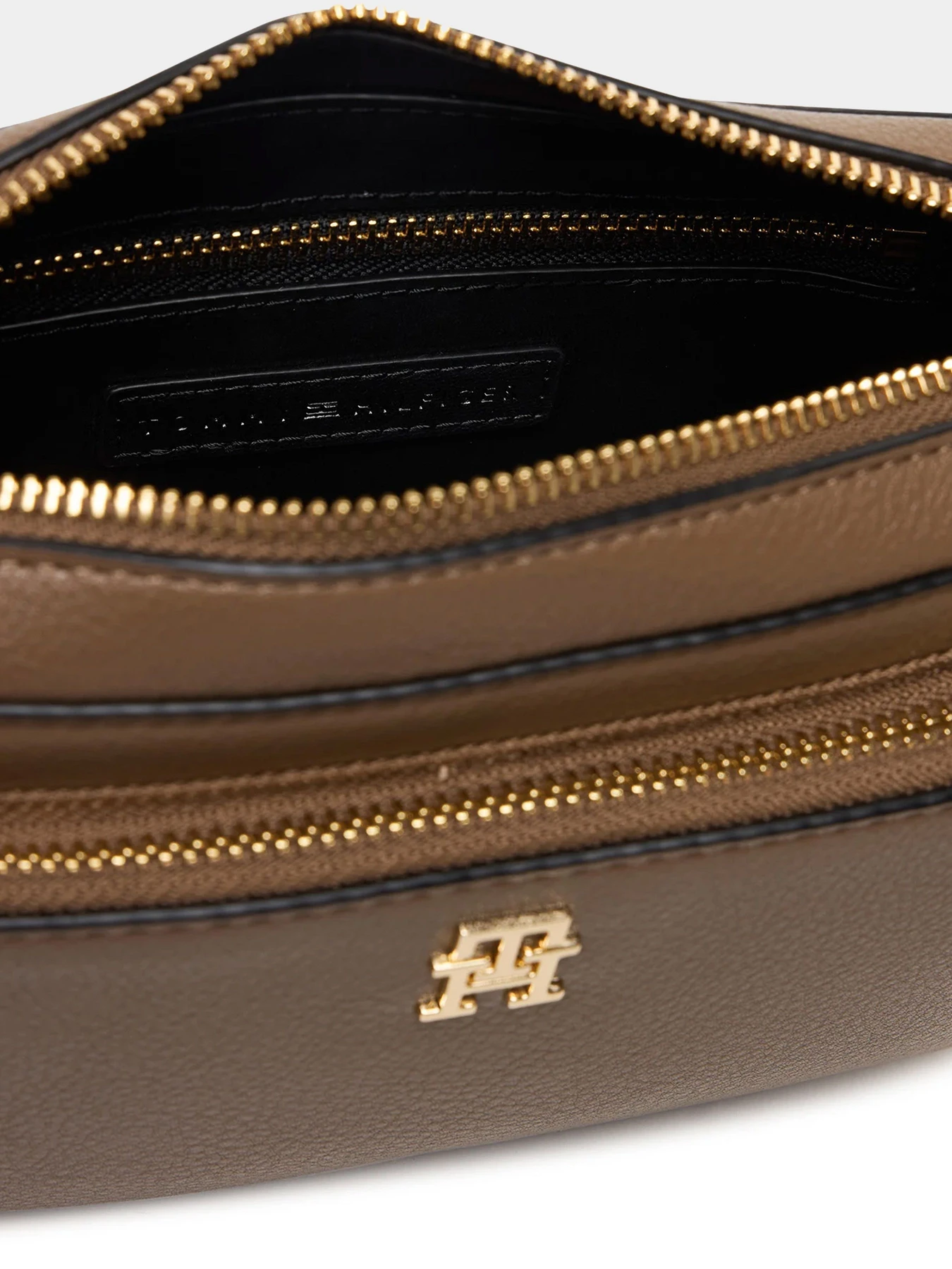 Сумки Tommy Hilfiger модель AW0AW18120-R07 Сумки Tommy Hilfiger модель AW0AW18120-R07 Фото