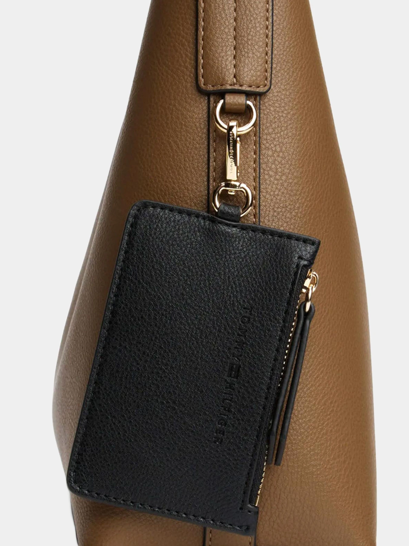 Сумки Tommy Hilfiger модель AW0AW18140-R07 Сумки Tommy Hilfiger модель AW0AW18140-R07 Фото