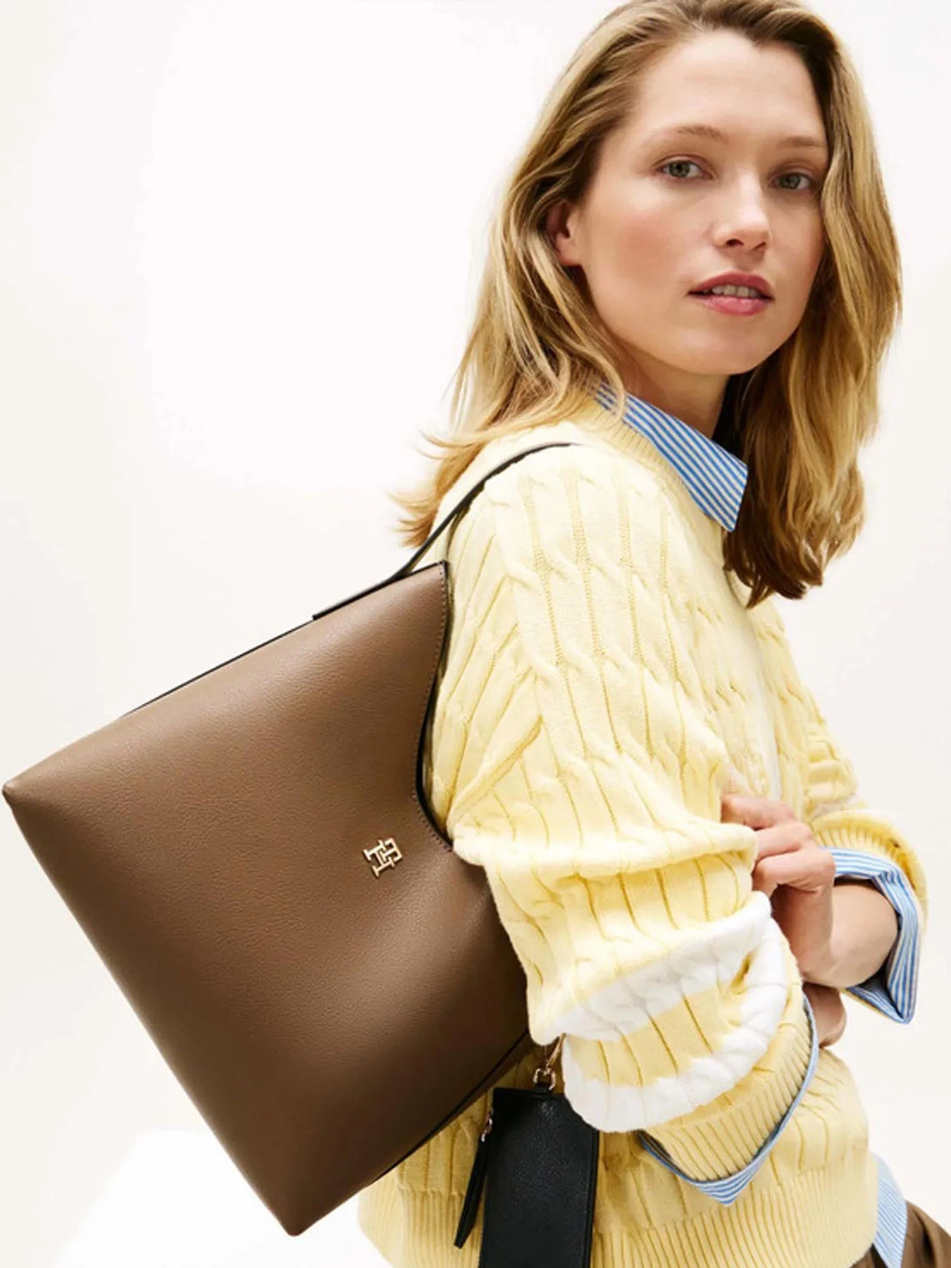 Сумки Tommy Hilfiger модель AW0AW18140-R07 Сумки Tommy Hilfiger модель AW0AW18140-R07 Фото