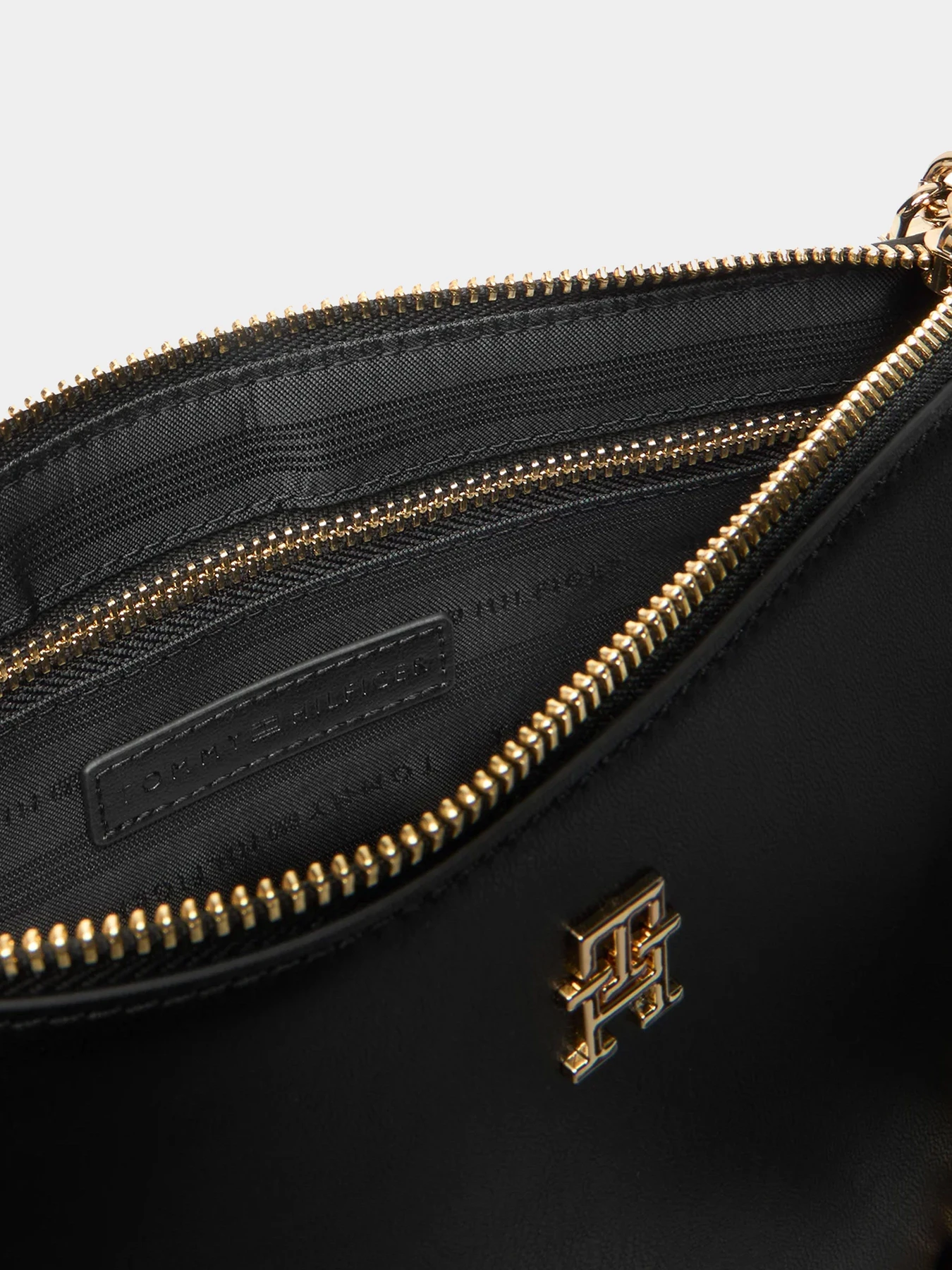Сумки Tommy Hilfiger модель AW0AW18143-BDS Сумки Tommy Hilfiger модель AW0AW18143-BDS Фото
