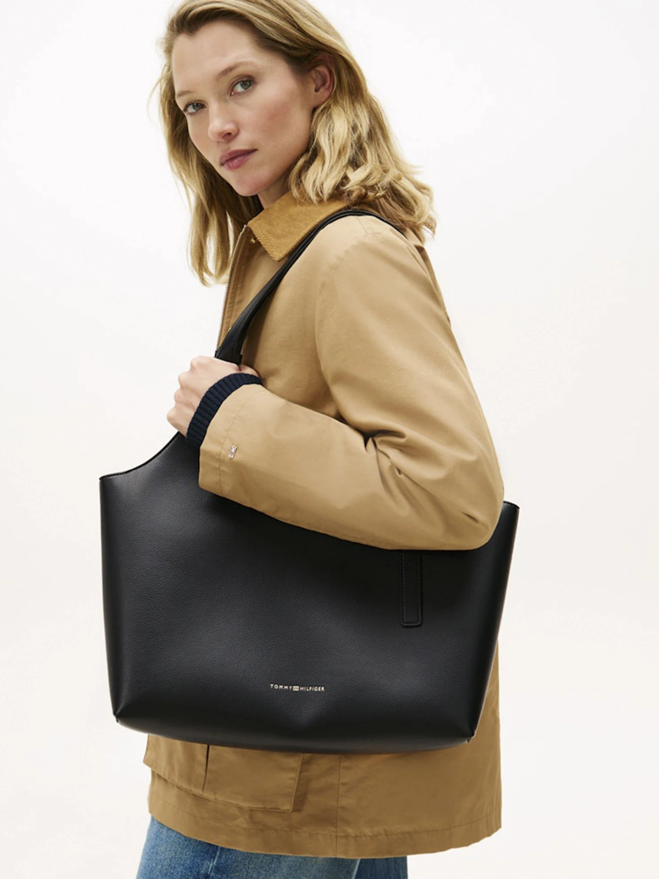 Сумки Tommy Hilfiger модель AW0AW18232-BDS Сумки Tommy Hilfiger модель AW0AW18232-BDS Фото