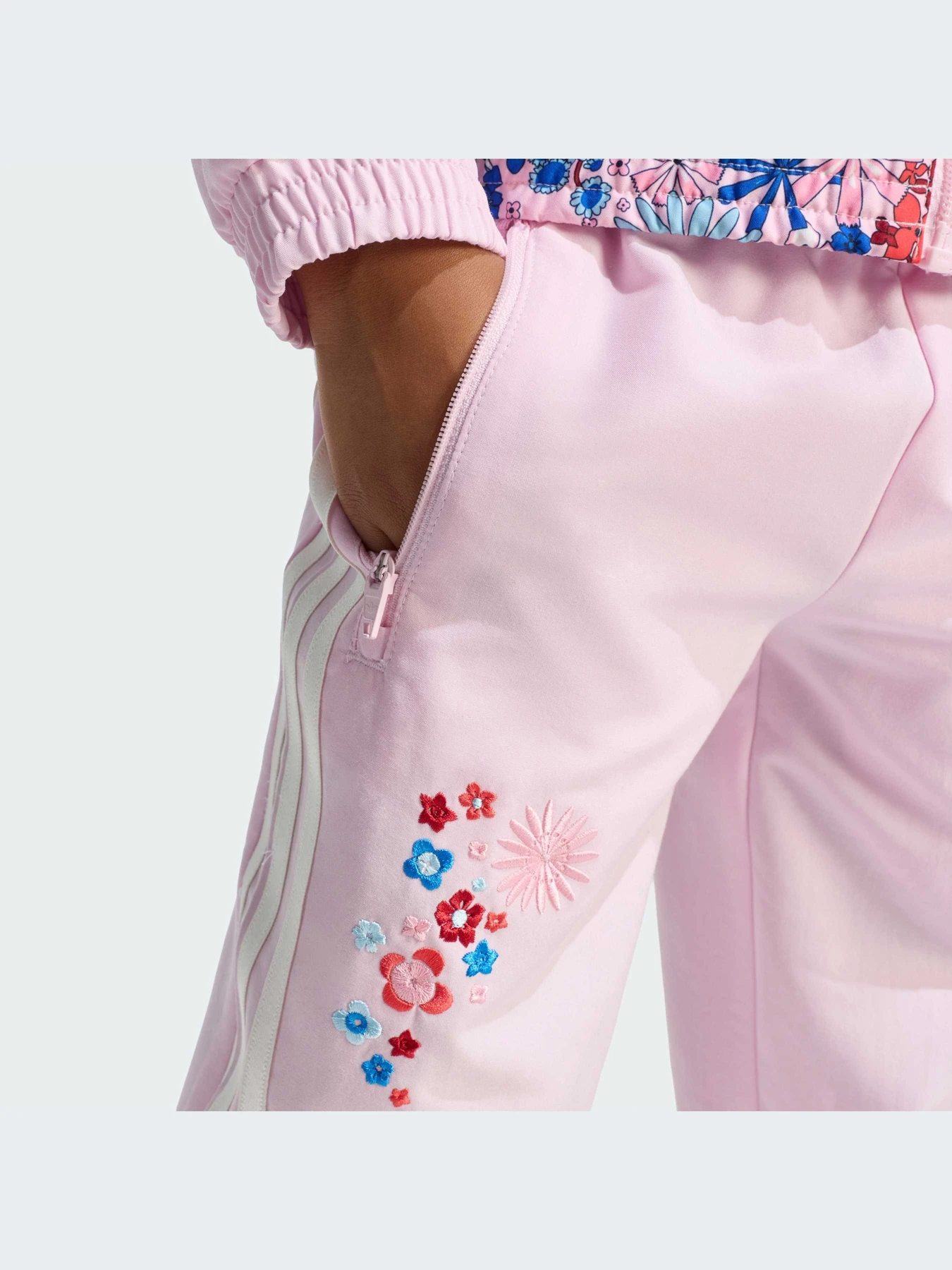 Костюмы Adidas Graphics модель KD1754-KZ Костюмы Adidas Graphics модель KD1754-KZ Фото