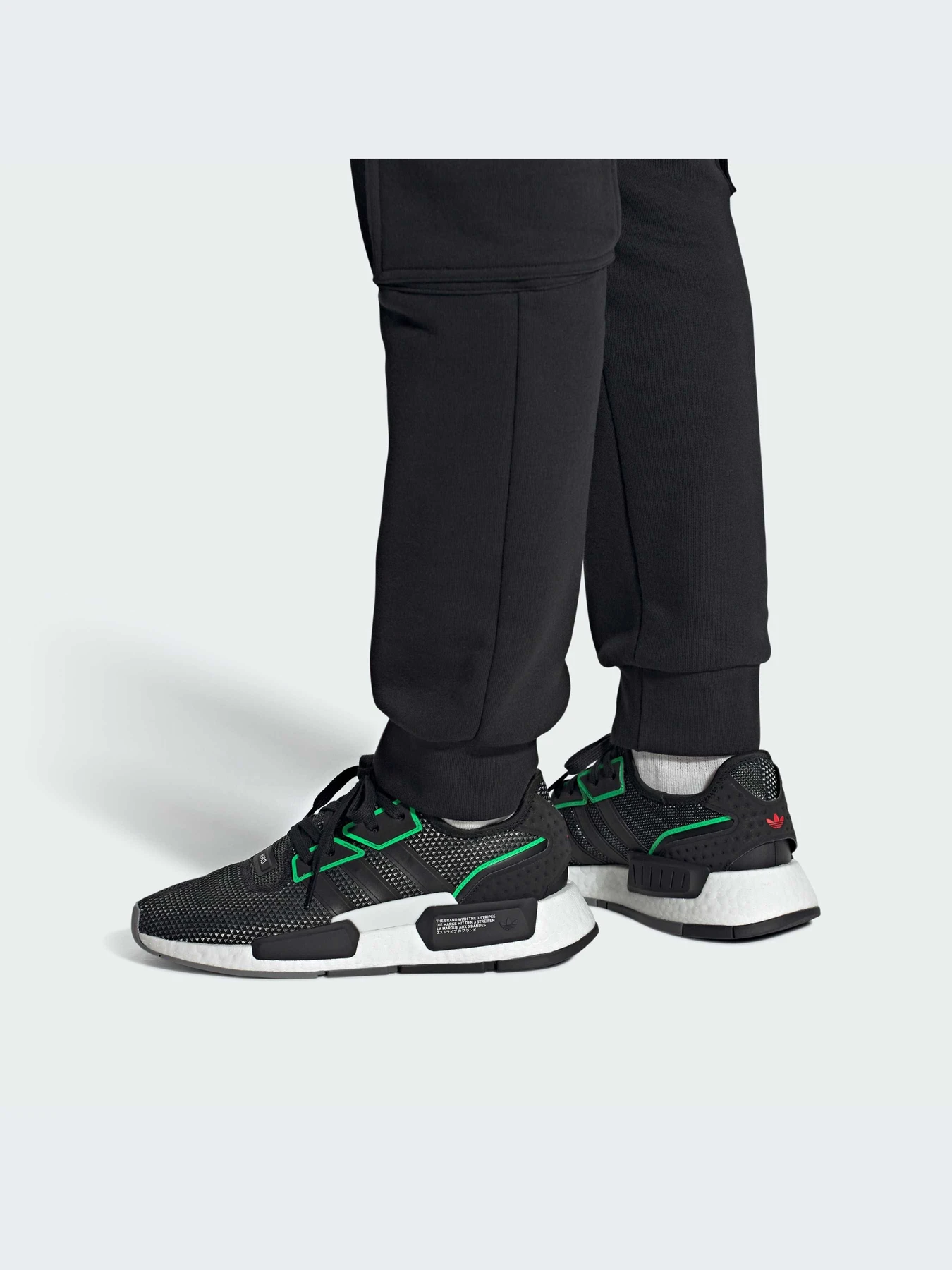 Кроссовки Adidas NMD модель IE4559-KZ Кроссовки Adidas NMD модель IE4559-KZ Фото