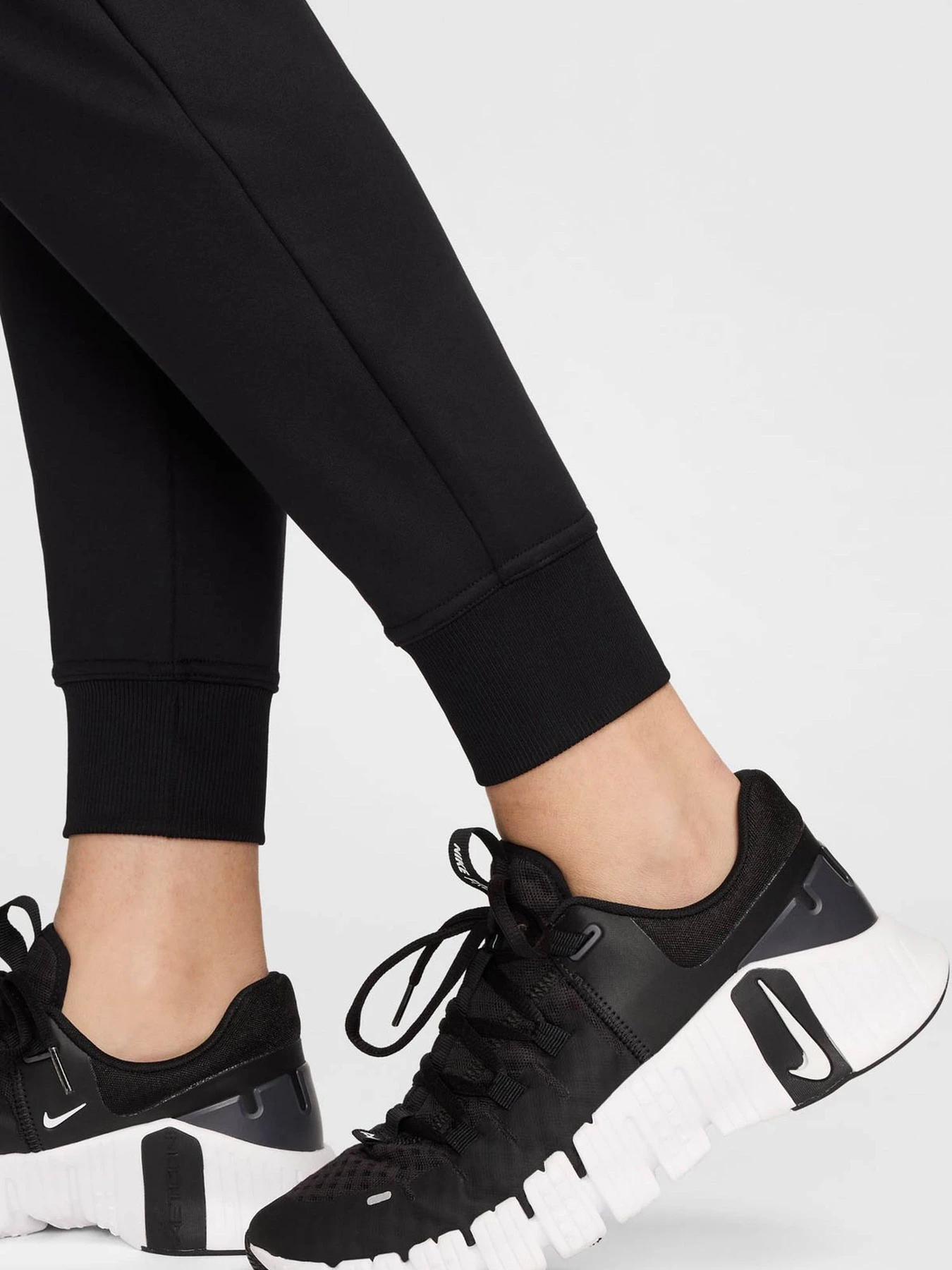 Брюки NIKE W NK ONE TF JOGGER PANT модель 102049641 Брюки NIKE W NK ONE TF JOGGER PANT модель 102049641 Фото