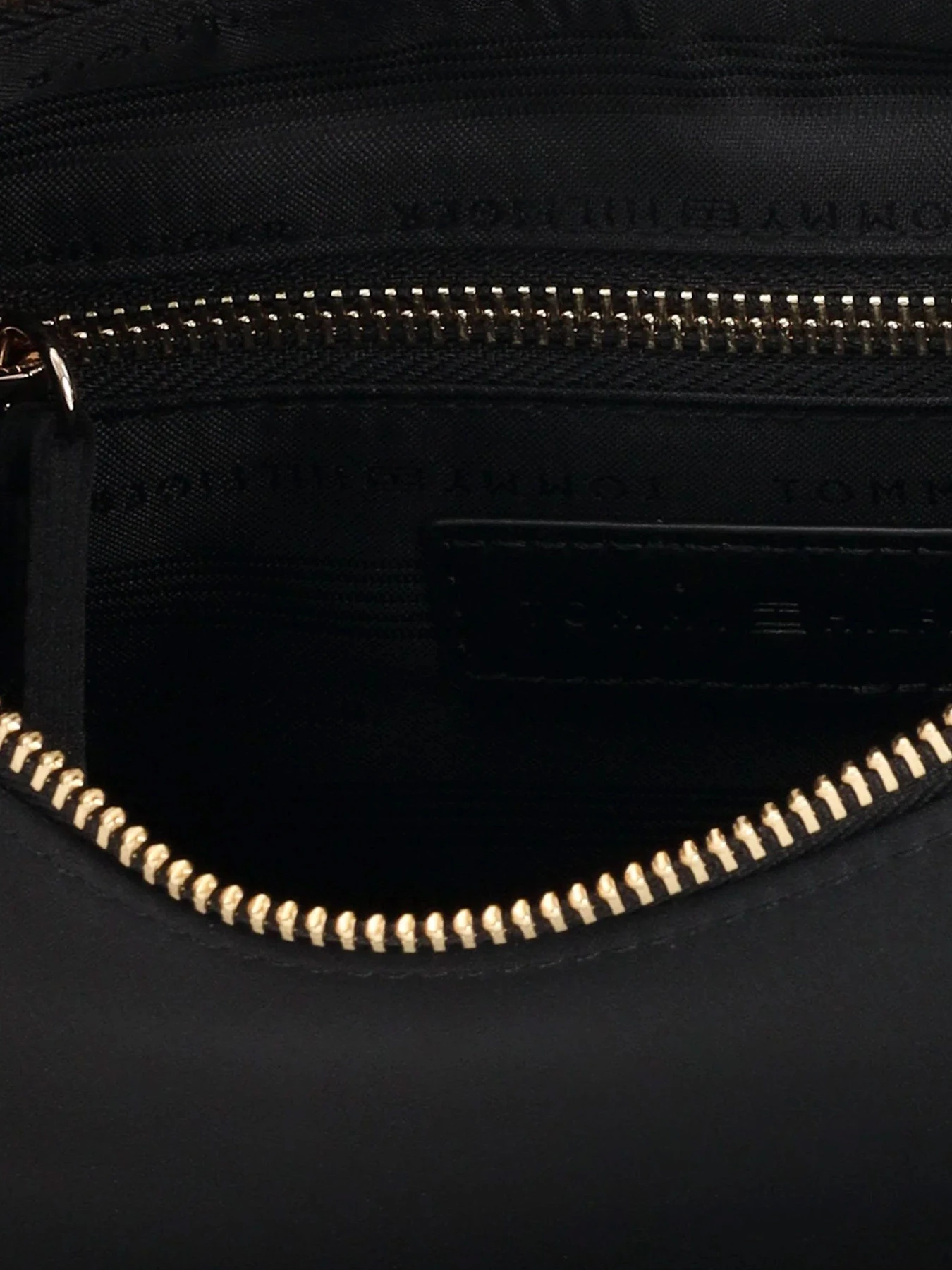 Сумки Tommy Hilfiger модель AW0AW18236-BDS Сумки Tommy Hilfiger модель AW0AW18236-BDS Фото