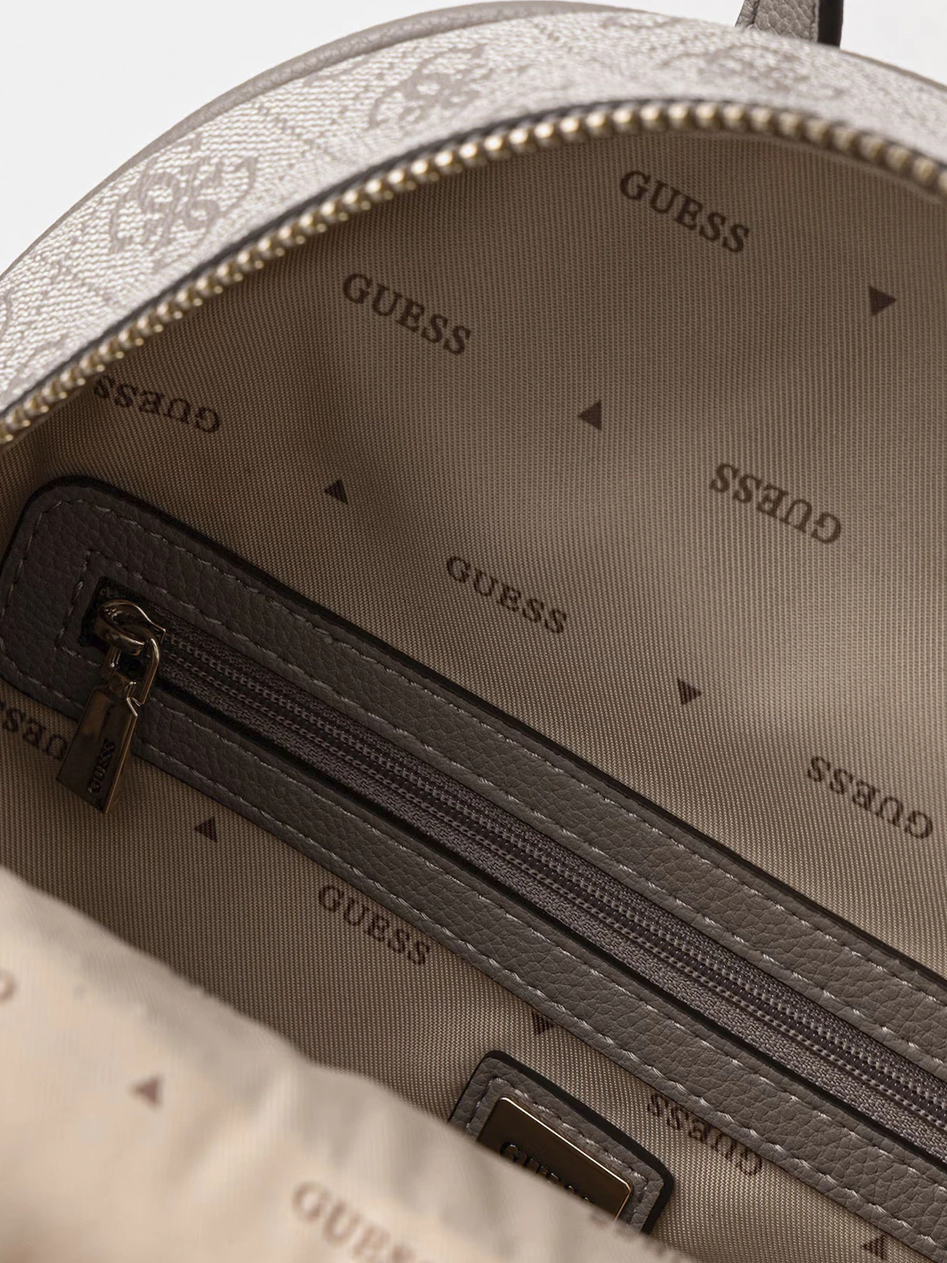 Рюкзаки GUESS модель HWSG71-18330-DKO Рюкзаки GUESS модель HWSG71-18330-DKO Фото
