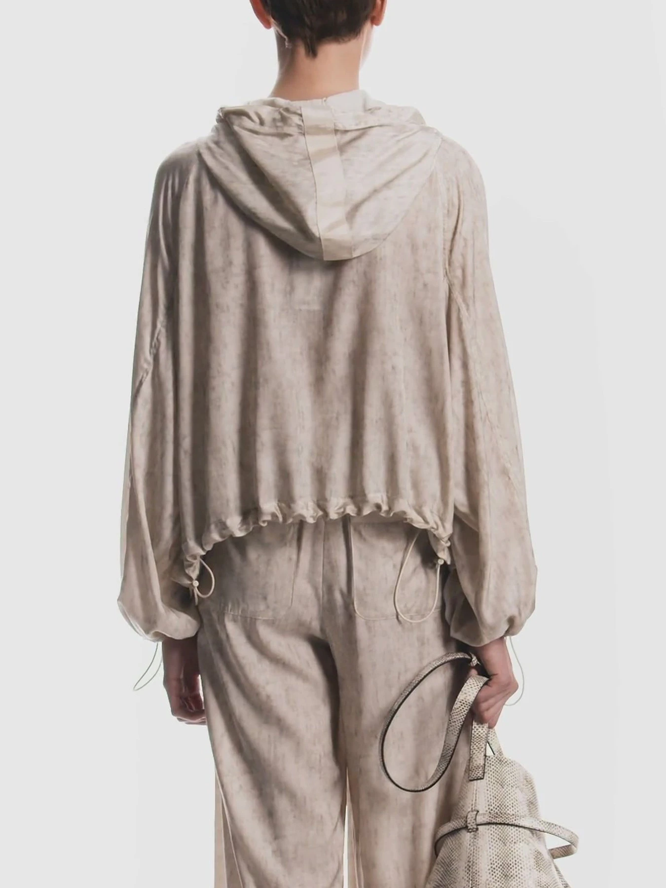 Куртки и дубленки Emporio Armani модель EW003439-AF20831-F1015 Фото