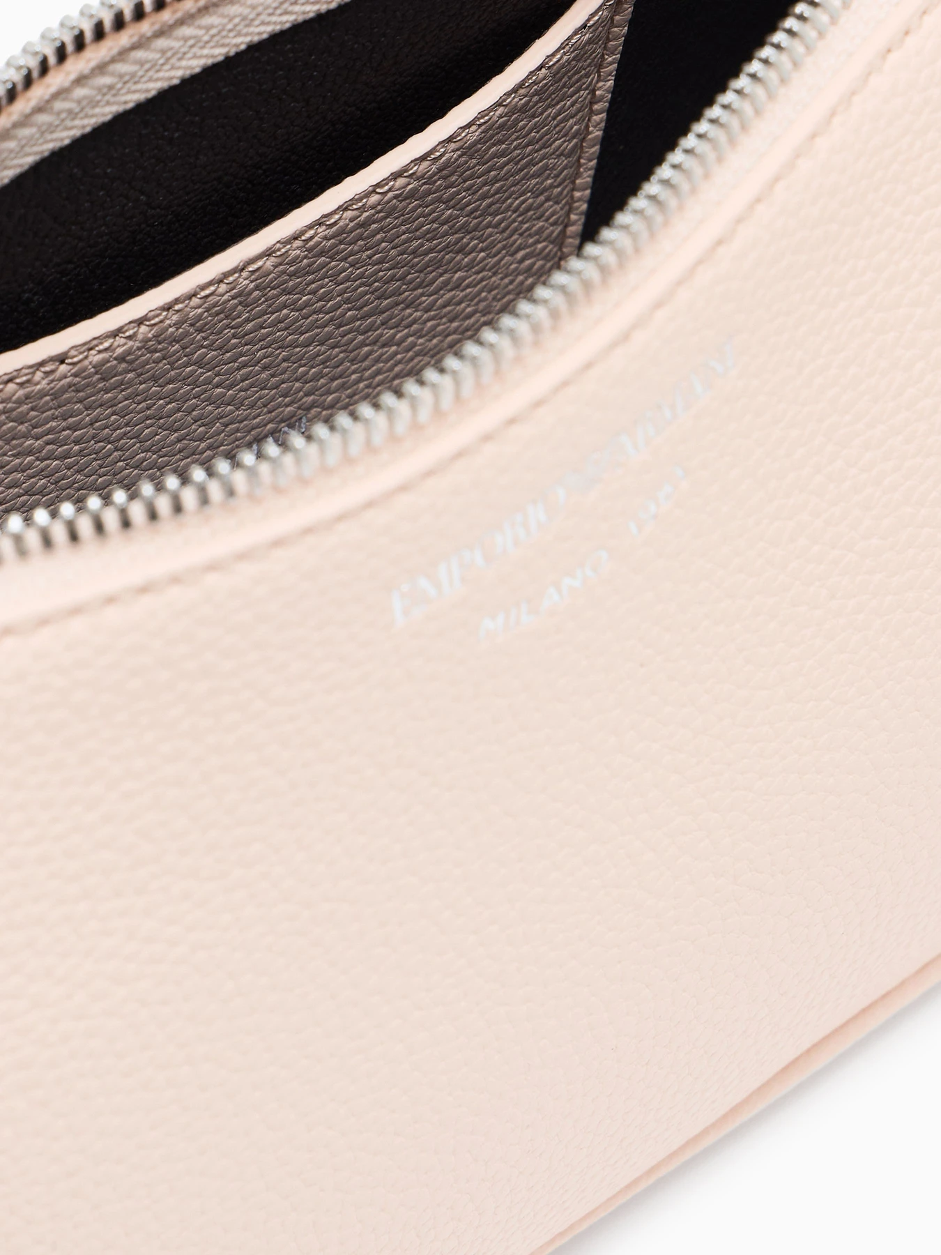 Сумки Emporio Armani модель EW000539-AF12036-M1332 Сумки Emporio Armani модель EW000539-AF12036-M1332 Фото