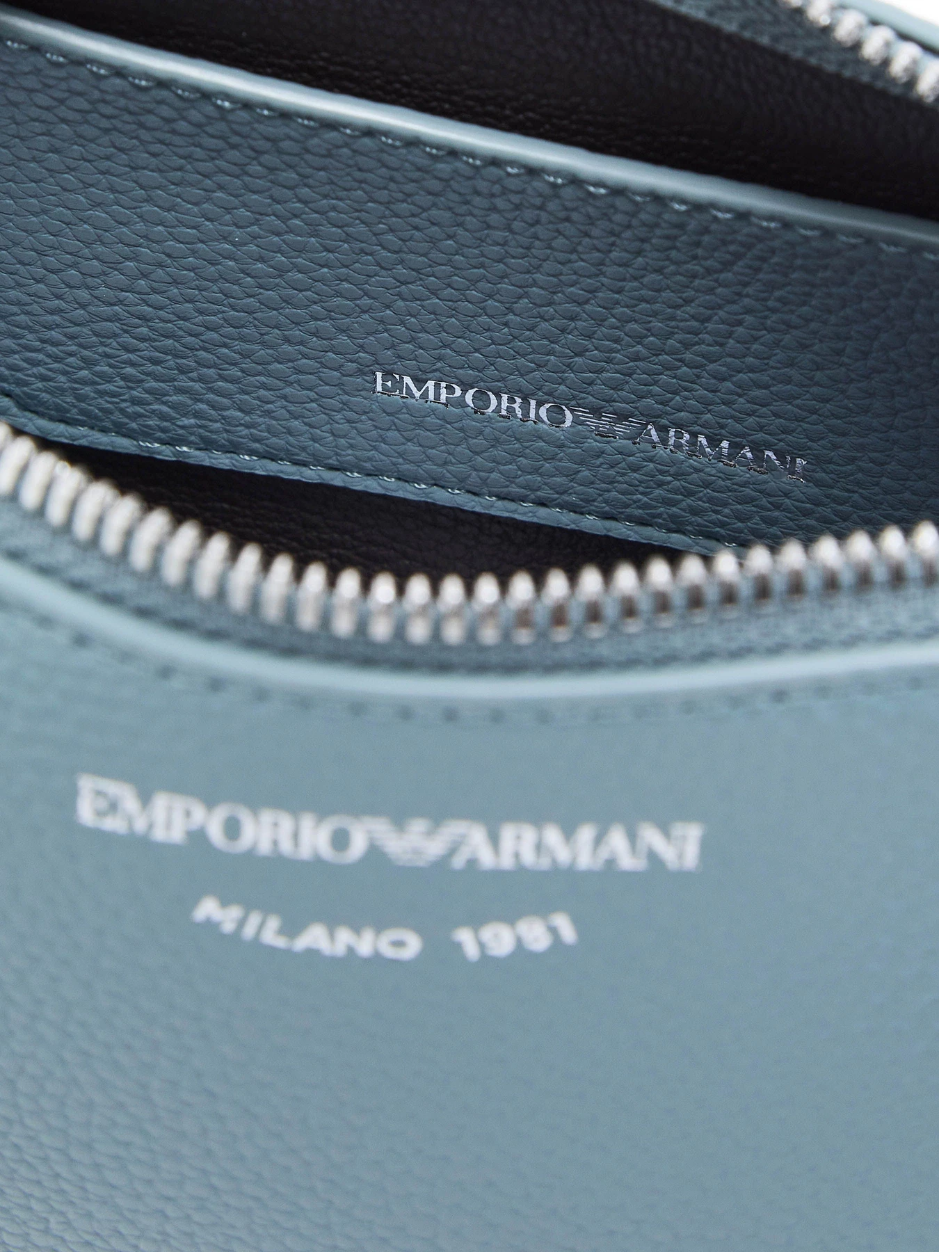 Сумки Emporio Armani модель EW000539-AF12036-M9110 Сумки Emporio Armani модель EW000539-AF12036-M9110 Фото