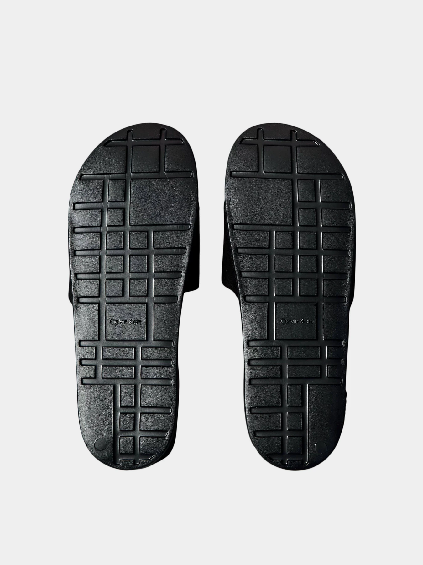 Шлёпанцы Calvin Klein модель YM0YM01393-0GJ Шлёпанцы Calvin Klein модель YM0YM01393-0GJ Фото