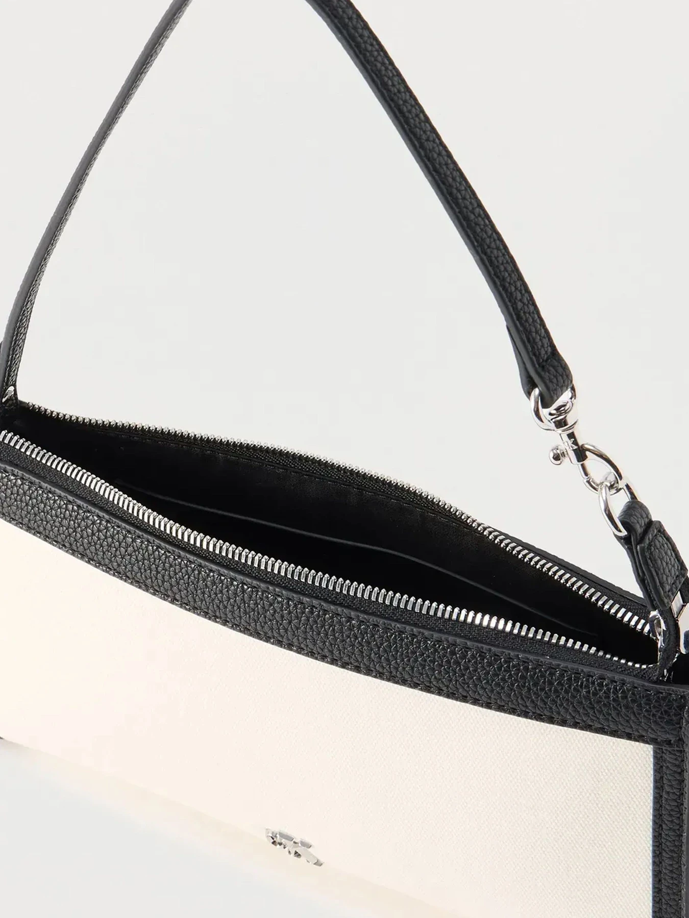 Сумки Calvin Klein модель LV04F1126G-XSI Сумки Calvin Klein модель LV04F1126G-XSI Фото