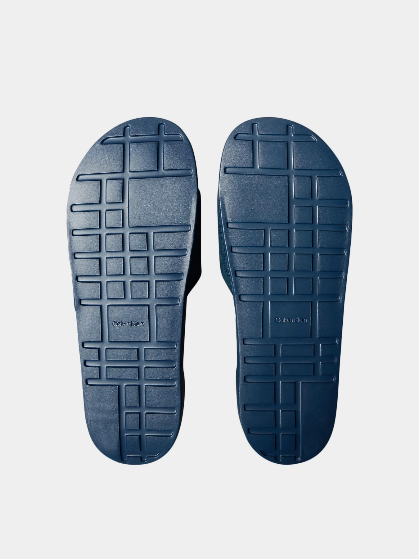 Шлёпанцы Calvin Klein модель YM0YM01393-BAI Шлёпанцы Calvin Klein модель YM0YM01393-BAI Фото