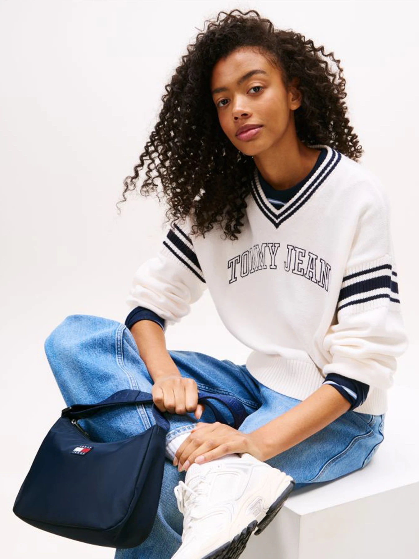 Сумки Tommy Hilfiger модель AW0AW17888-C1G Сумки Tommy Hilfiger модель AW0AW17888-C1G Фото