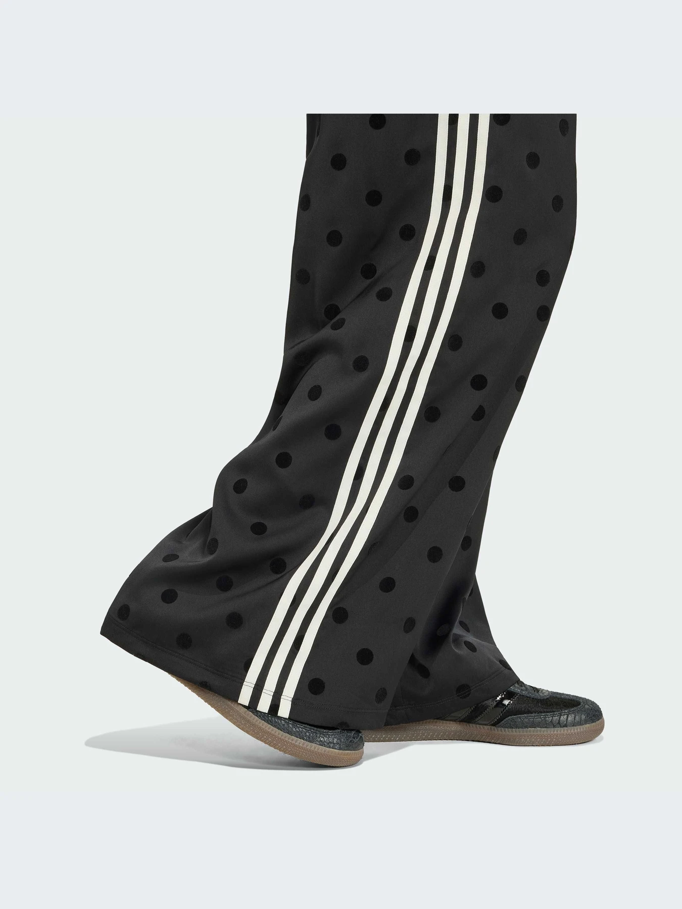 Брюки Adidas Adicolor модель KV1169-KZ Брюки Adidas Adicolor модель KV1169-KZ Фото