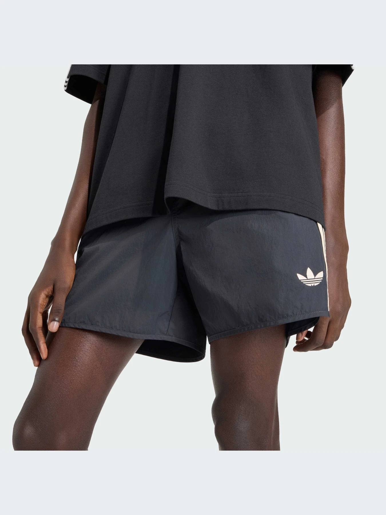 Шорты Adidas Adicolor модель KE1658-KZ Шорты Adidas Adicolor модель KE1658-KZ Фото