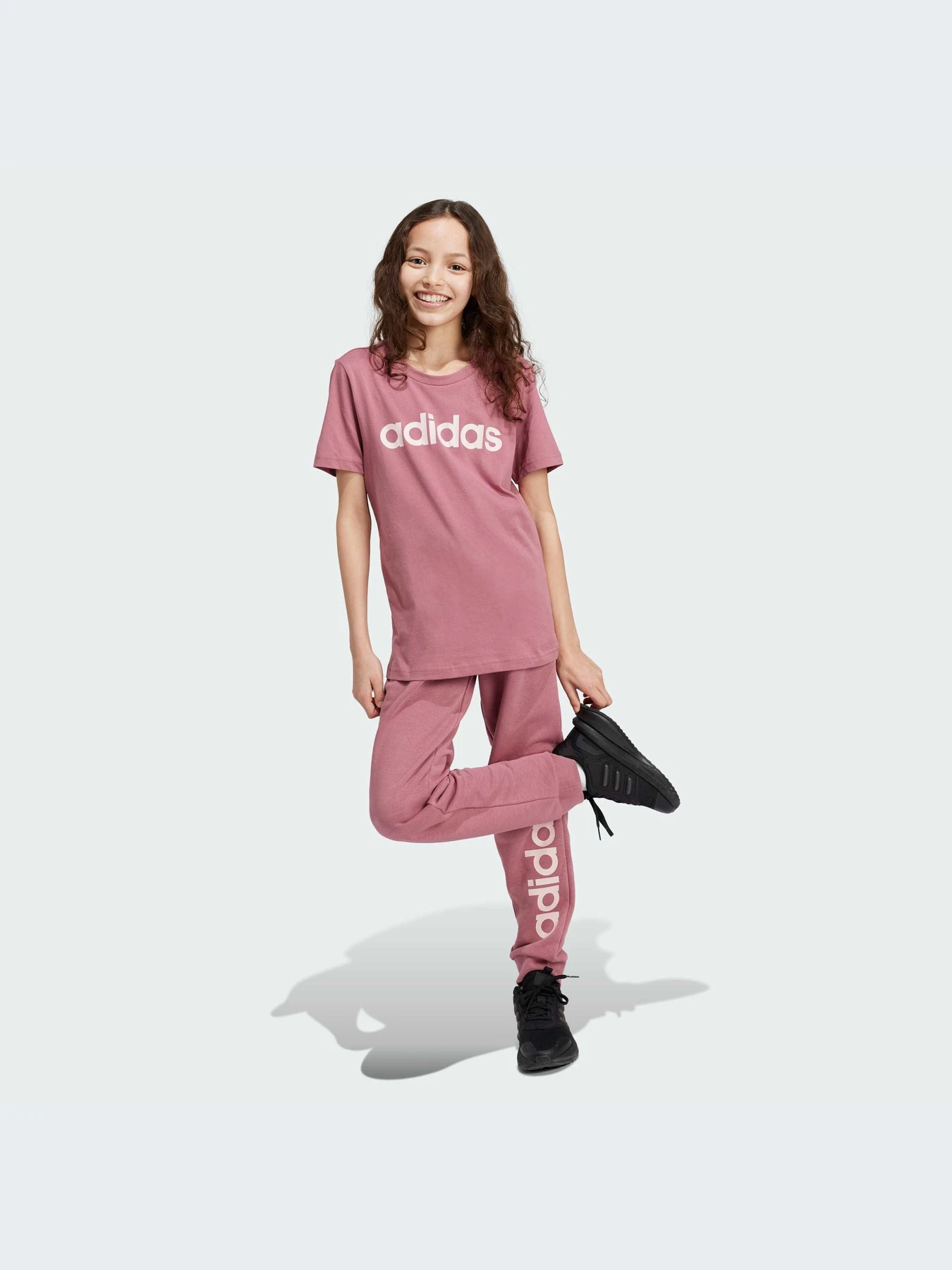 Брюки Adidas Adidas Essentials модель IZ3432-KZ Брюки Adidas Adidas Essentials модель IZ3432-KZ Фото