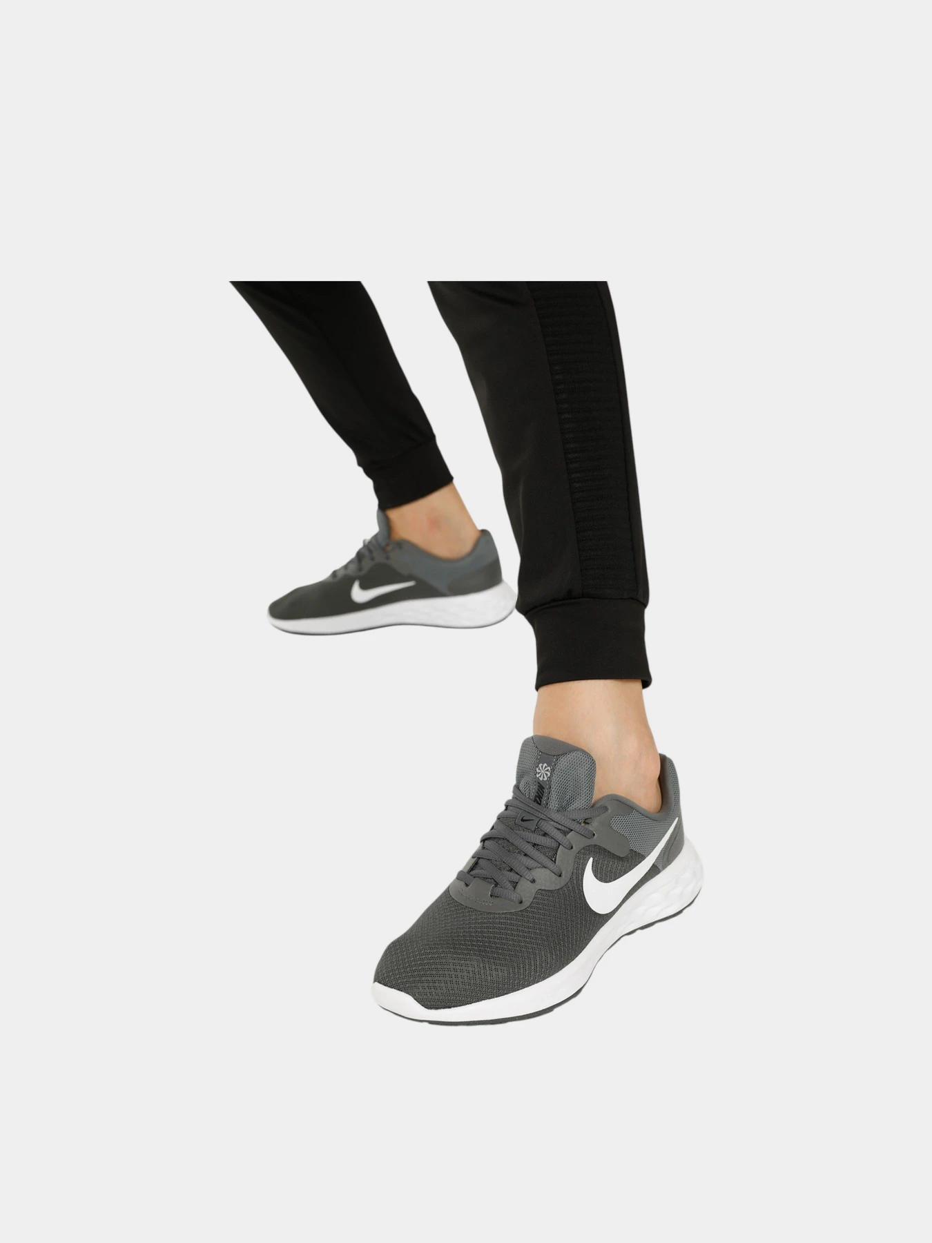 Кроссовки NIKE NIKE REVOLUTION 6 NN модель 101118323 Кроссовки NIKE NIKE REVOLUTION 6 NN модель 101118323 Фото