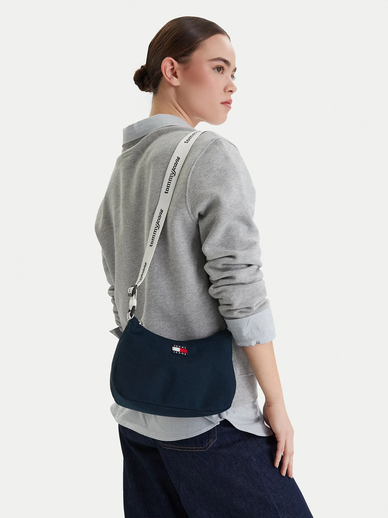 Сумки Tommy Hilfiger модель AW0AW18463-C1G Сумки Tommy Hilfiger модель AW0AW18463-C1G Фото