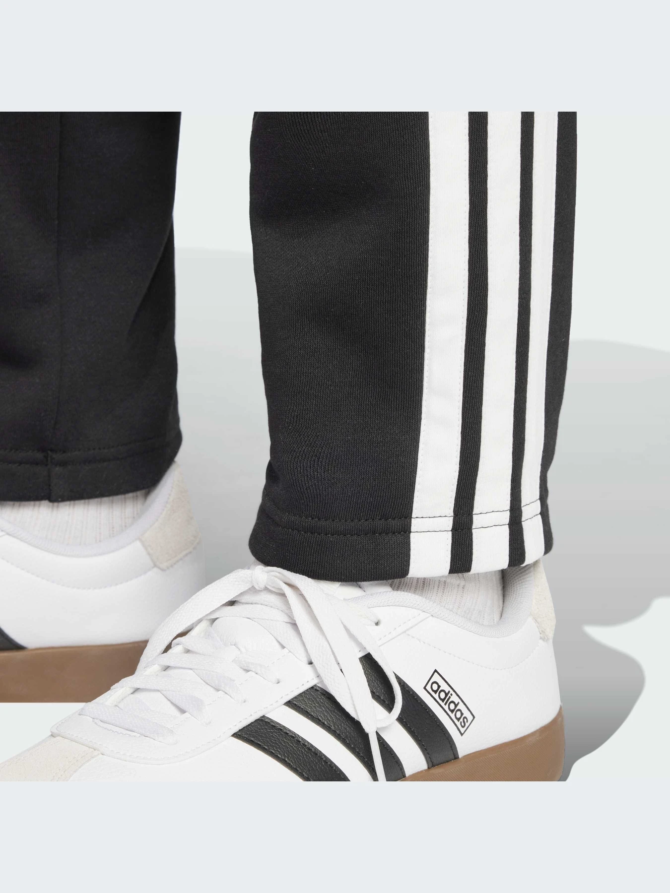 Брюки Adidas Adidas Essentials модель JD1854-KZ Брюки Adidas Adidas Essentials модель JD1854-KZ Фото