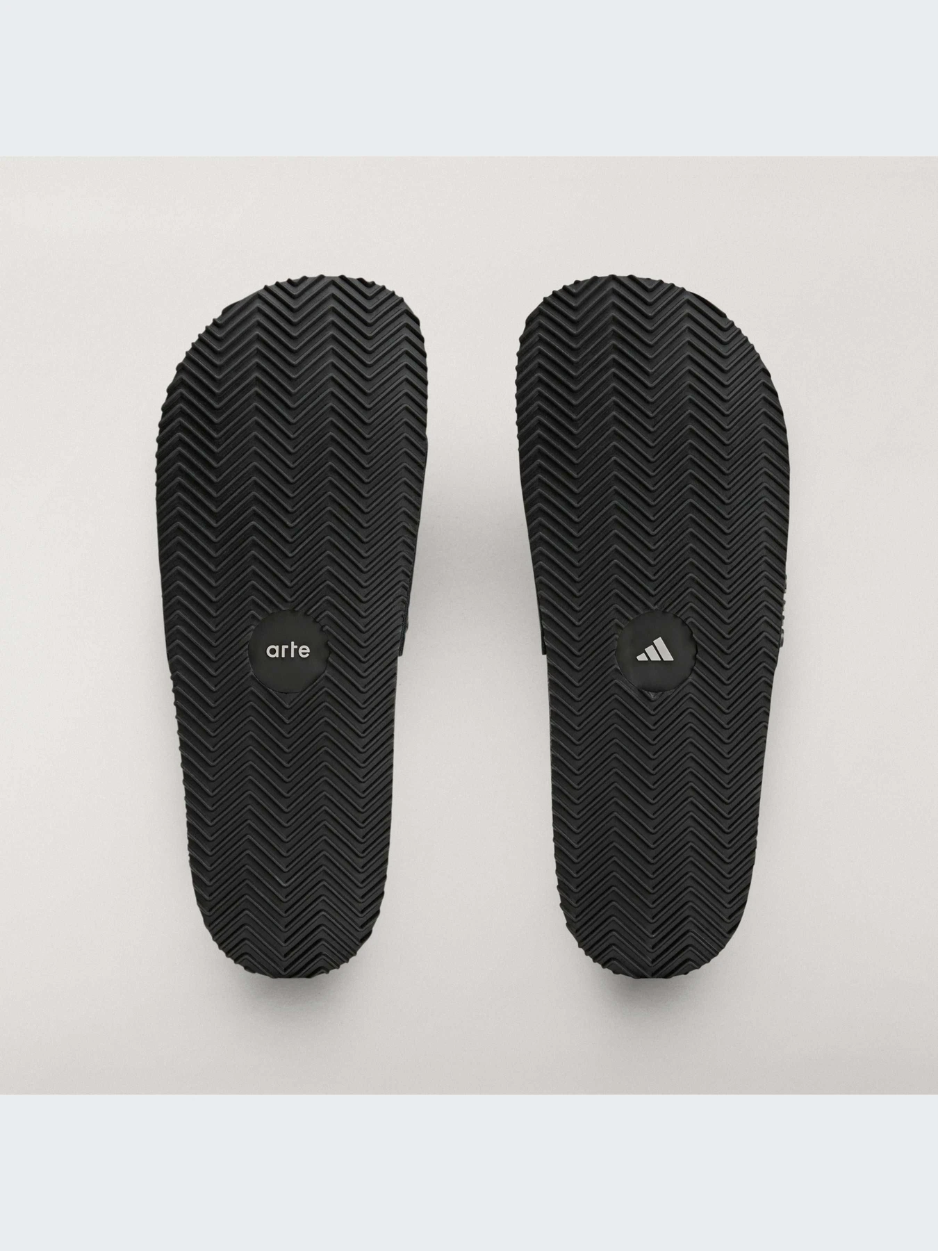 Шлёпанцы Adidas Adilette модель IH4682-KZ Шлёпанцы Adidas Adilette модель IH4682-KZ Фото