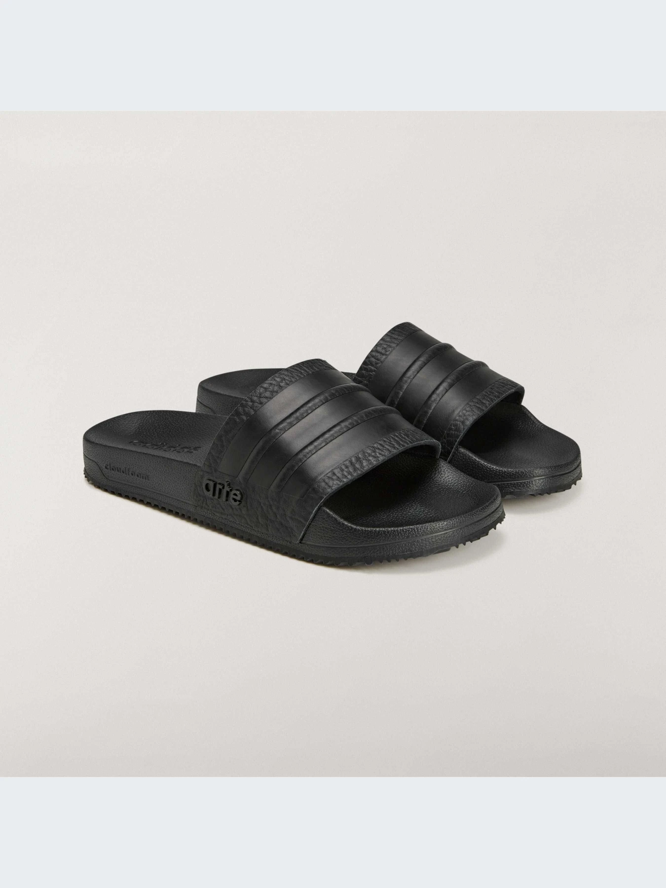 Шлёпанцы Adidas Adilette модель IH4682-KZ Шлёпанцы Adidas Adilette модель IH4682-KZ Фото