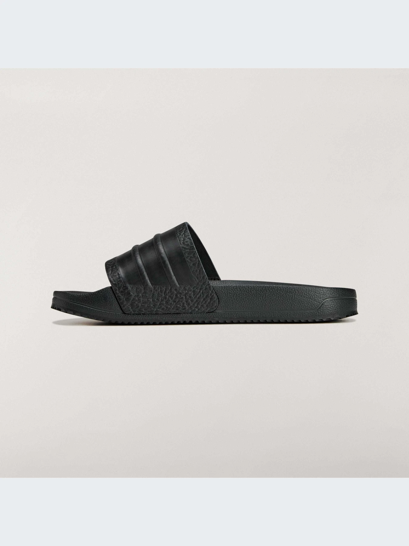 Шлёпанцы Adidas Adilette модель IH4682-KZ Шлёпанцы Adidas Adilette модель IH4682-KZ Фото