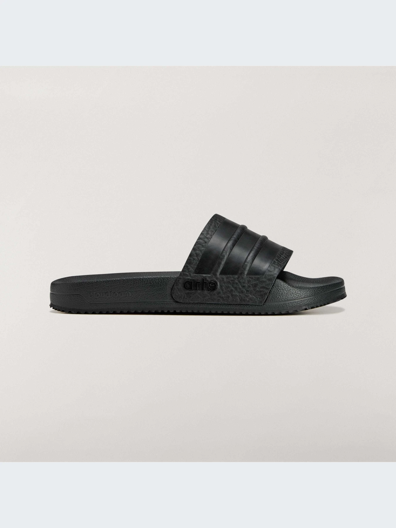 Шлёпанцы Adidas Adilette модель IH4682-KZ Шлёпанцы Adidas Adilette модель IH4682-KZ Фото