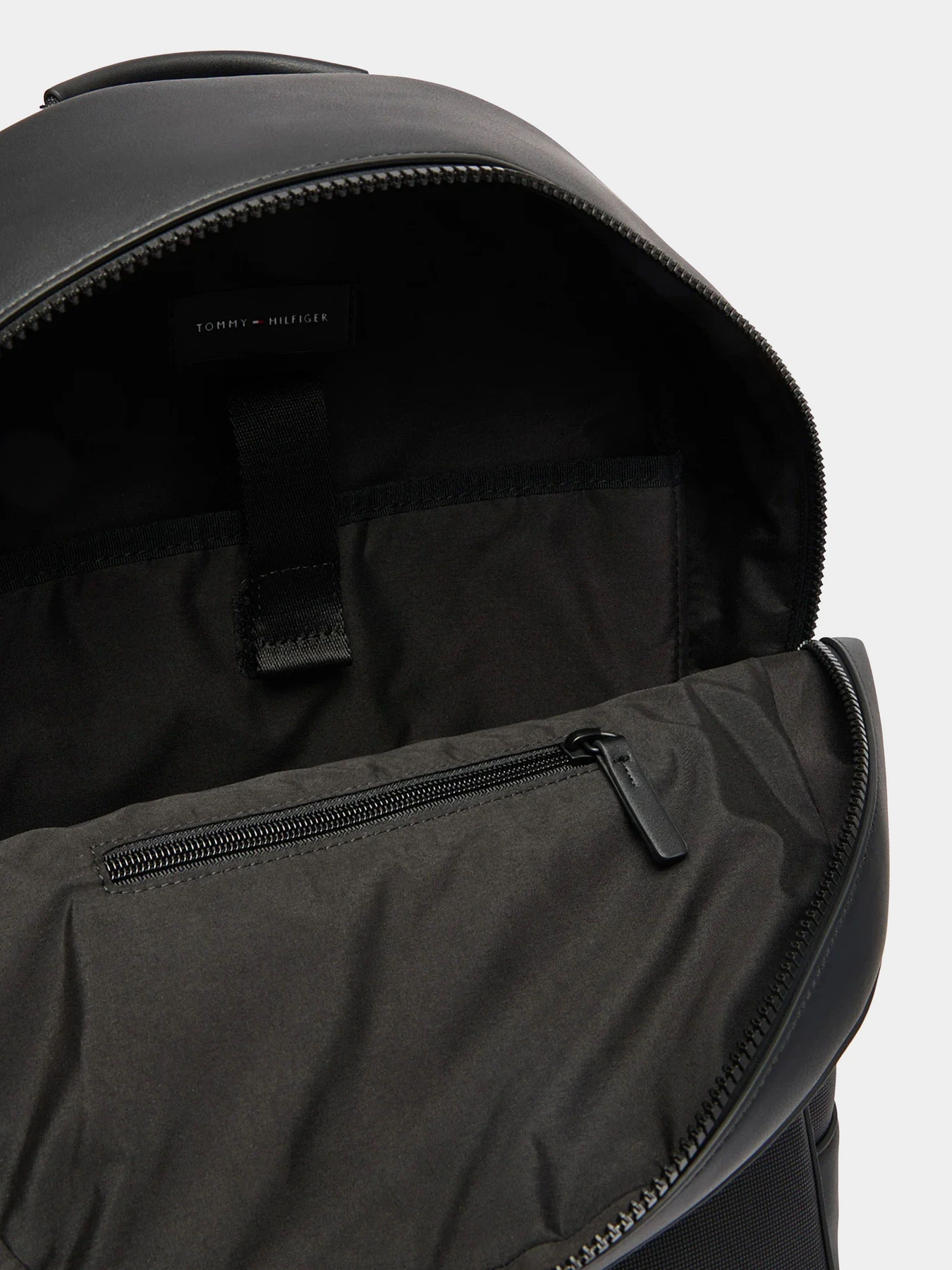 Рюкзаки Tommy Hilfiger модель AM0AM14155-BDS Рюкзаки Tommy Hilfiger модель AM0AM14155-BDS Фото