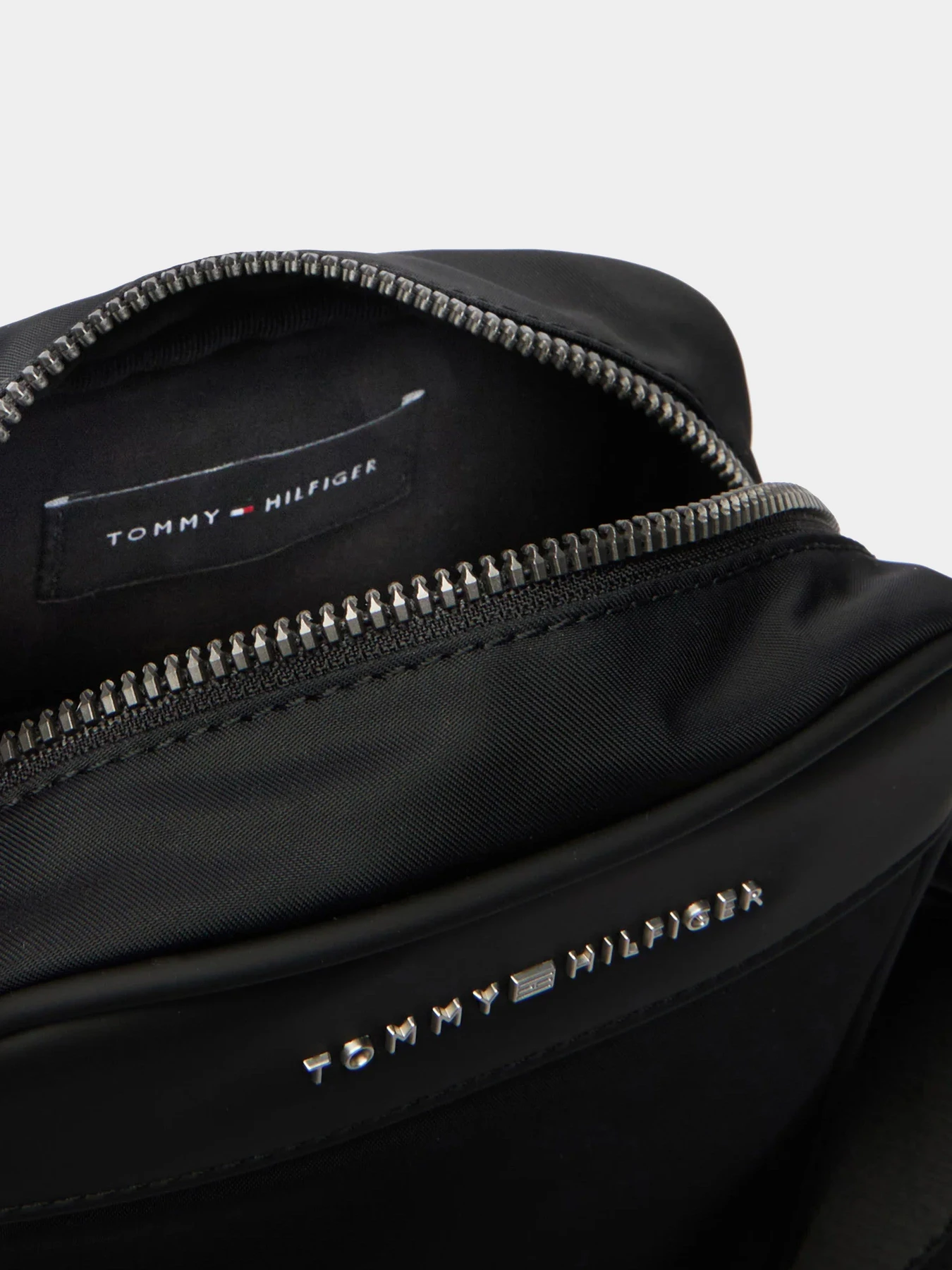 Сумки Tommy Hilfiger модель AM0AM14150-BDS Сумки Tommy Hilfiger модель AM0AM14150-BDS Фото