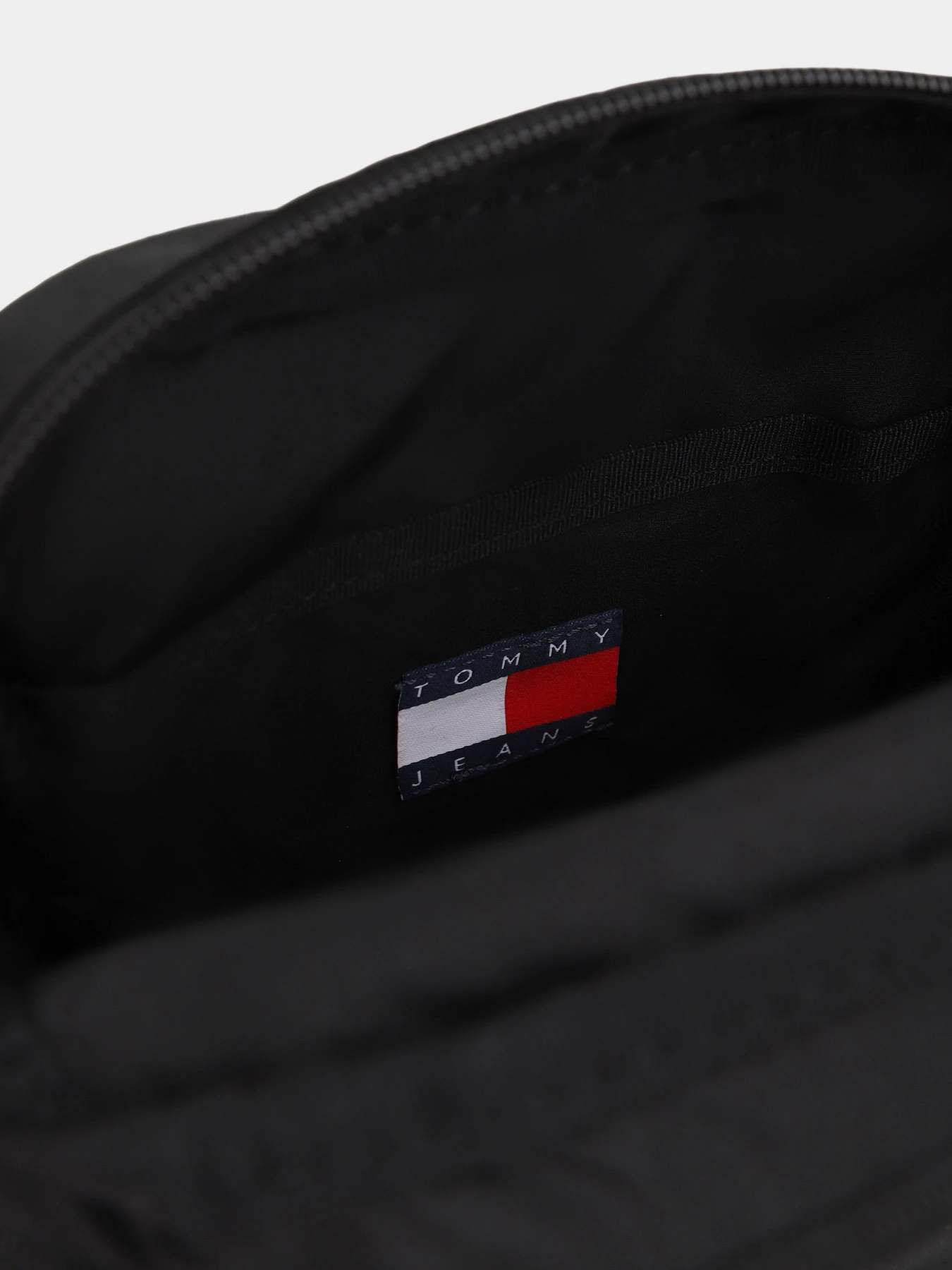 Сумки Tommy Hilfiger модель AM0AM14211-BDS Сумки Tommy Hilfiger модель AM0AM14211-BDS Фото