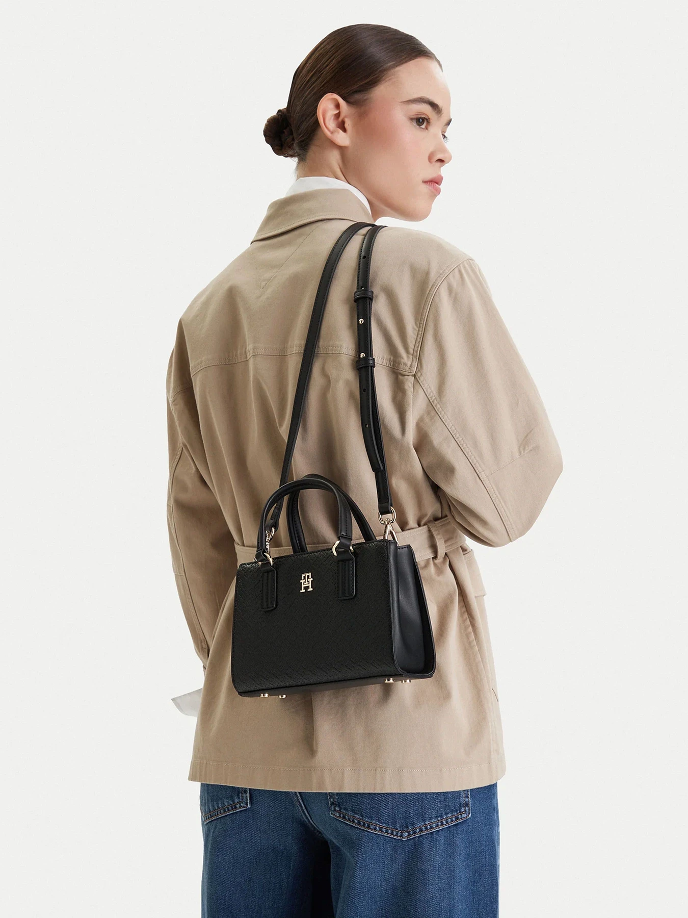 Сумки Tommy Hilfiger модель AW0AW18416-BDS Сумки Tommy Hilfiger модель AW0AW18416-BDS Фото