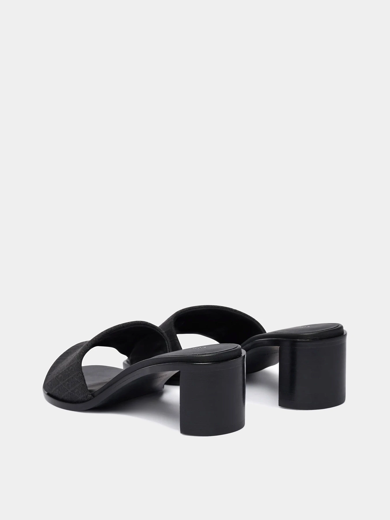 Шлёпанцы Calvin Klein модель HW0HW03016-0GT Шлёпанцы Calvin Klein модель HW0HW03016-0GT Фото